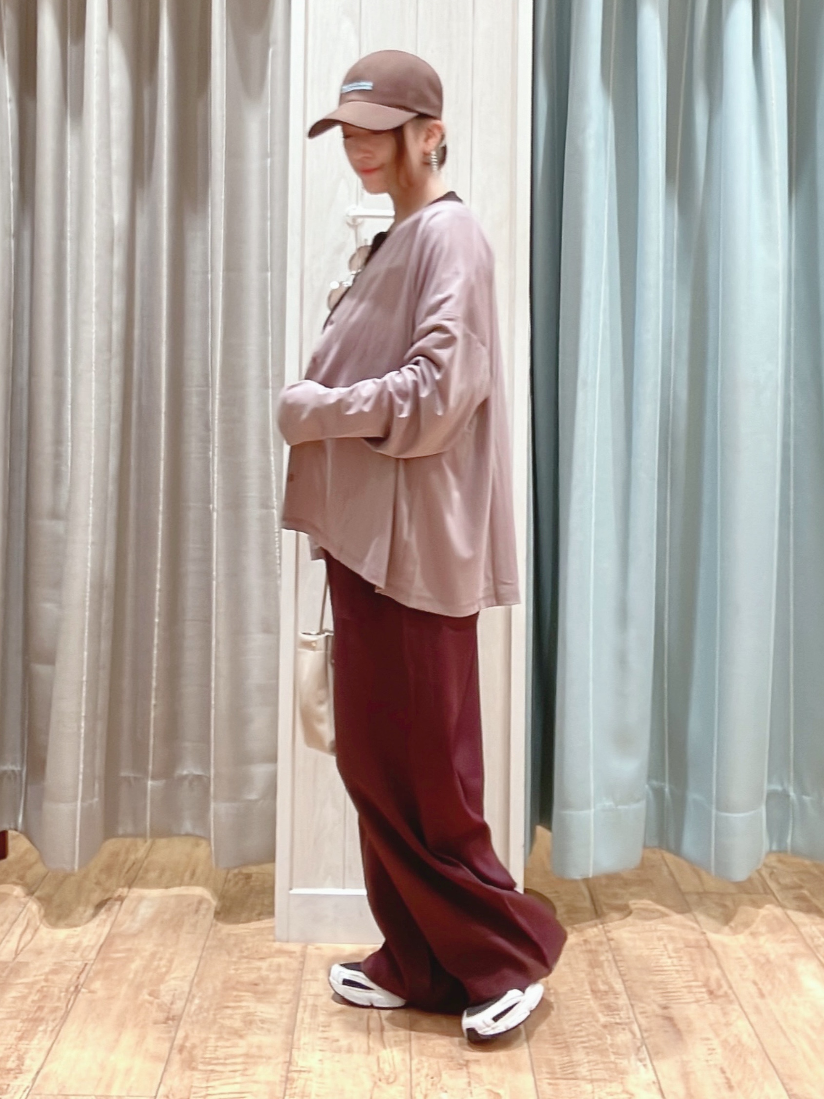 aaamiさんの「SHOO･LA･RUE｜【S-LL/UV】手の甲まで隠れる 指穴付き とろみVネックカーディガン」を使ったコーディネート