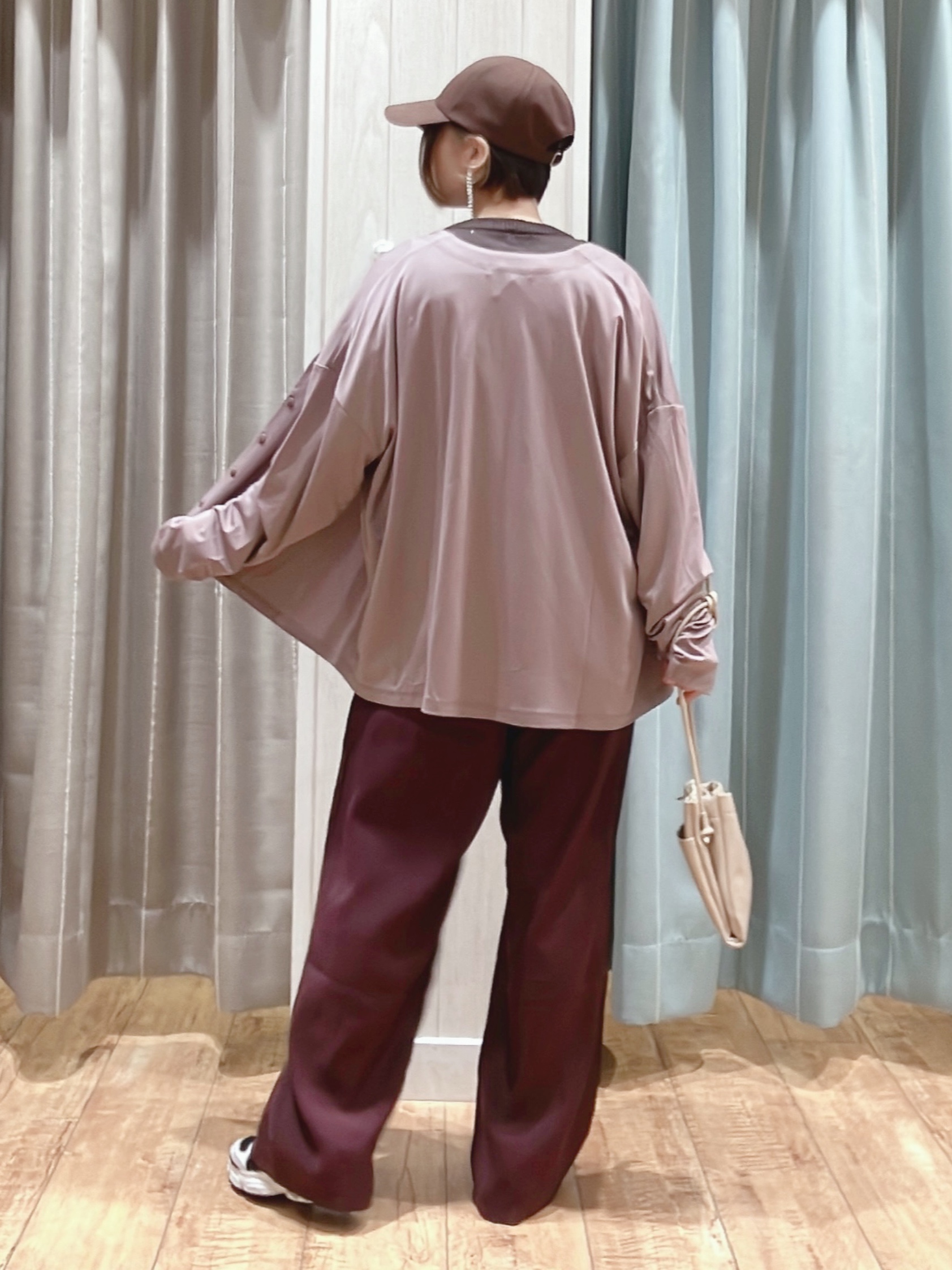aaamiさんの「SHOO･LA･RUE｜【S-LL/UV】手の甲まで隠れる 指穴付き とろみVネックカーディガン」を使ったコーディネート