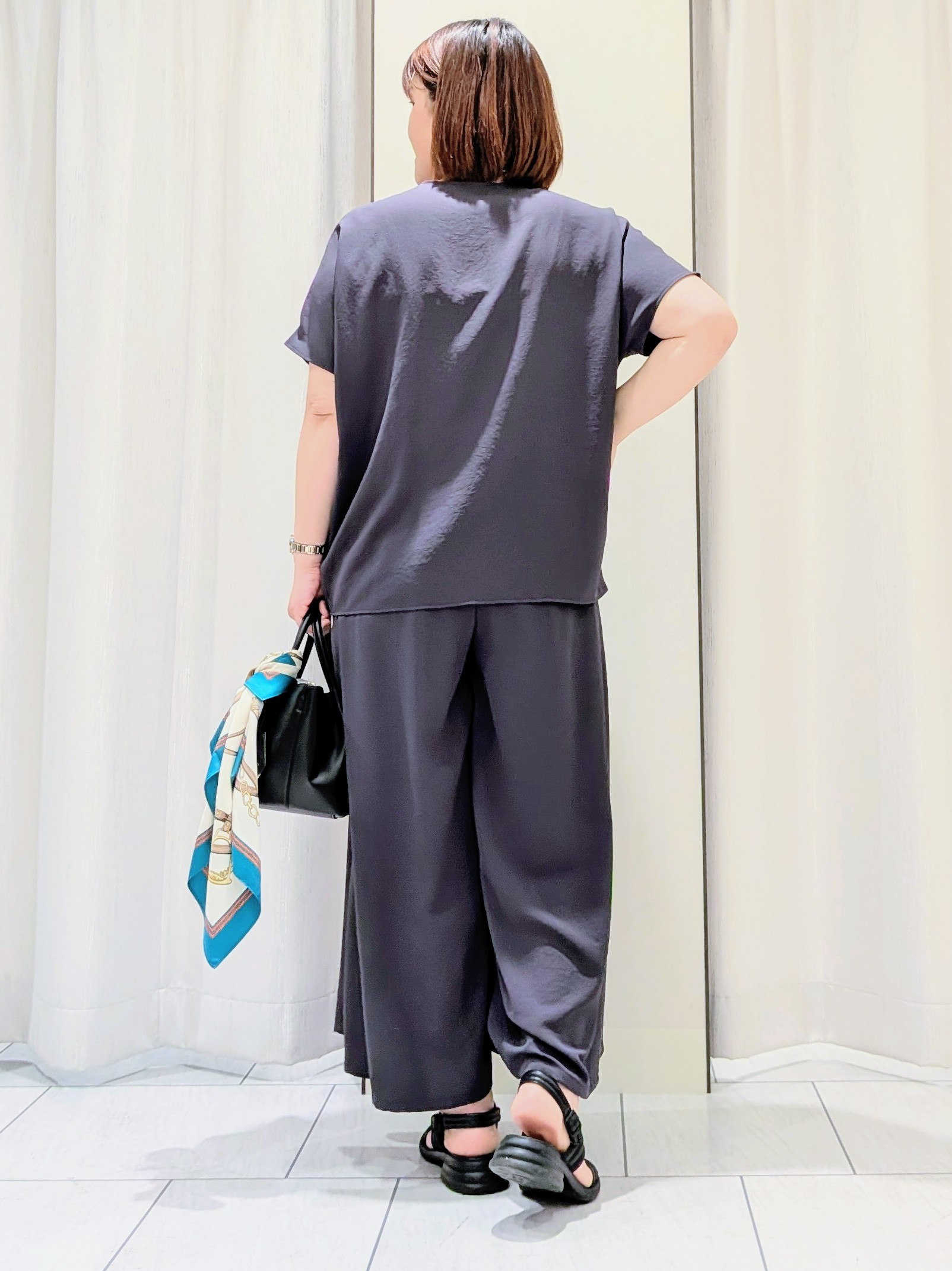 Onumaさんの「UNTITLED｜【UV/接触冷感/セットアップ可】リラクシーキーVネックブラウス」を使ったコーディネート