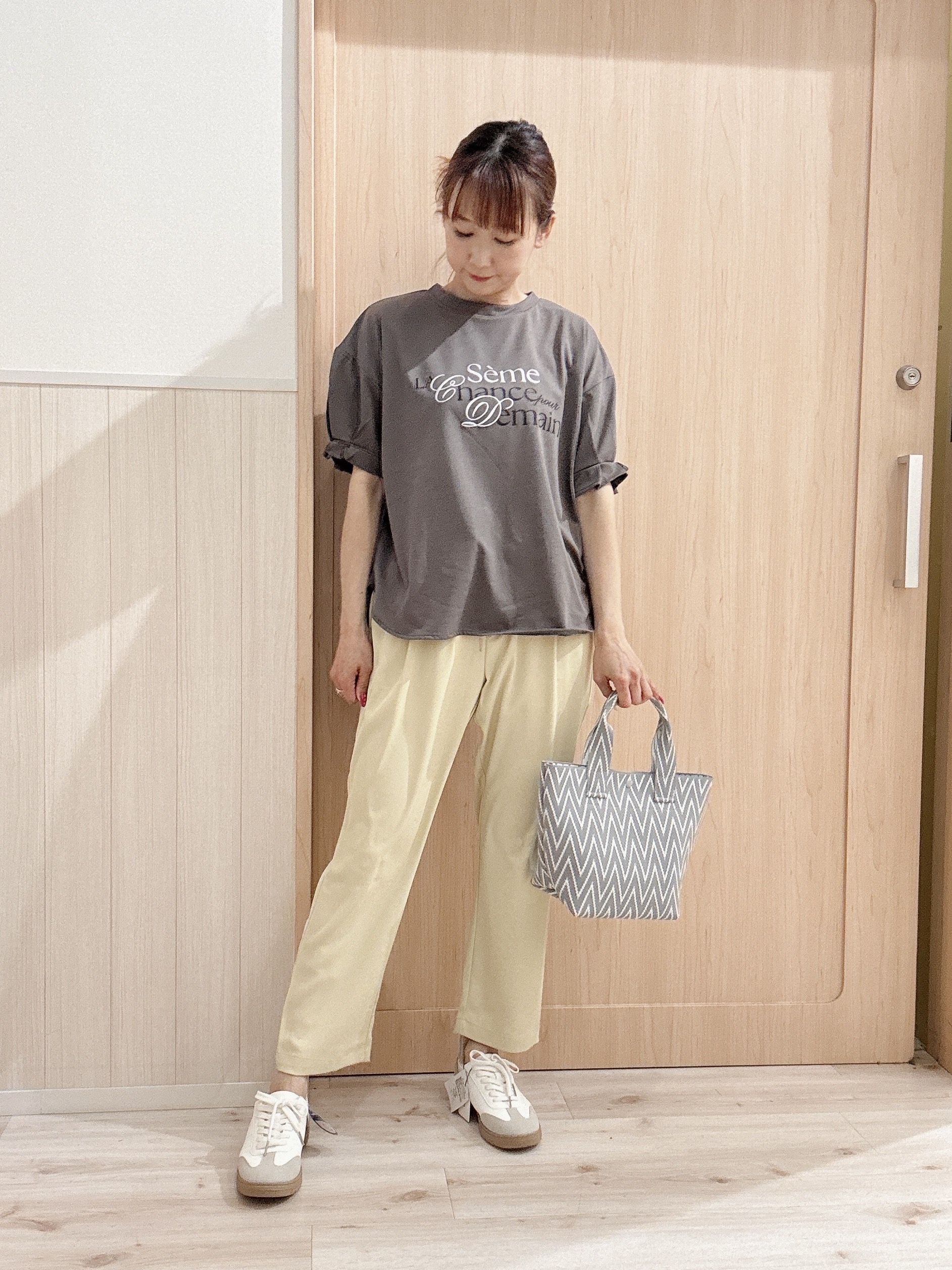 モカさんの「SHOO･LA･RUE｜【ひんやり/UV/S-LL】お袖ふんわり二の腕カバー ぷっくりラメプリントTシャツ」を使ったコーディネート