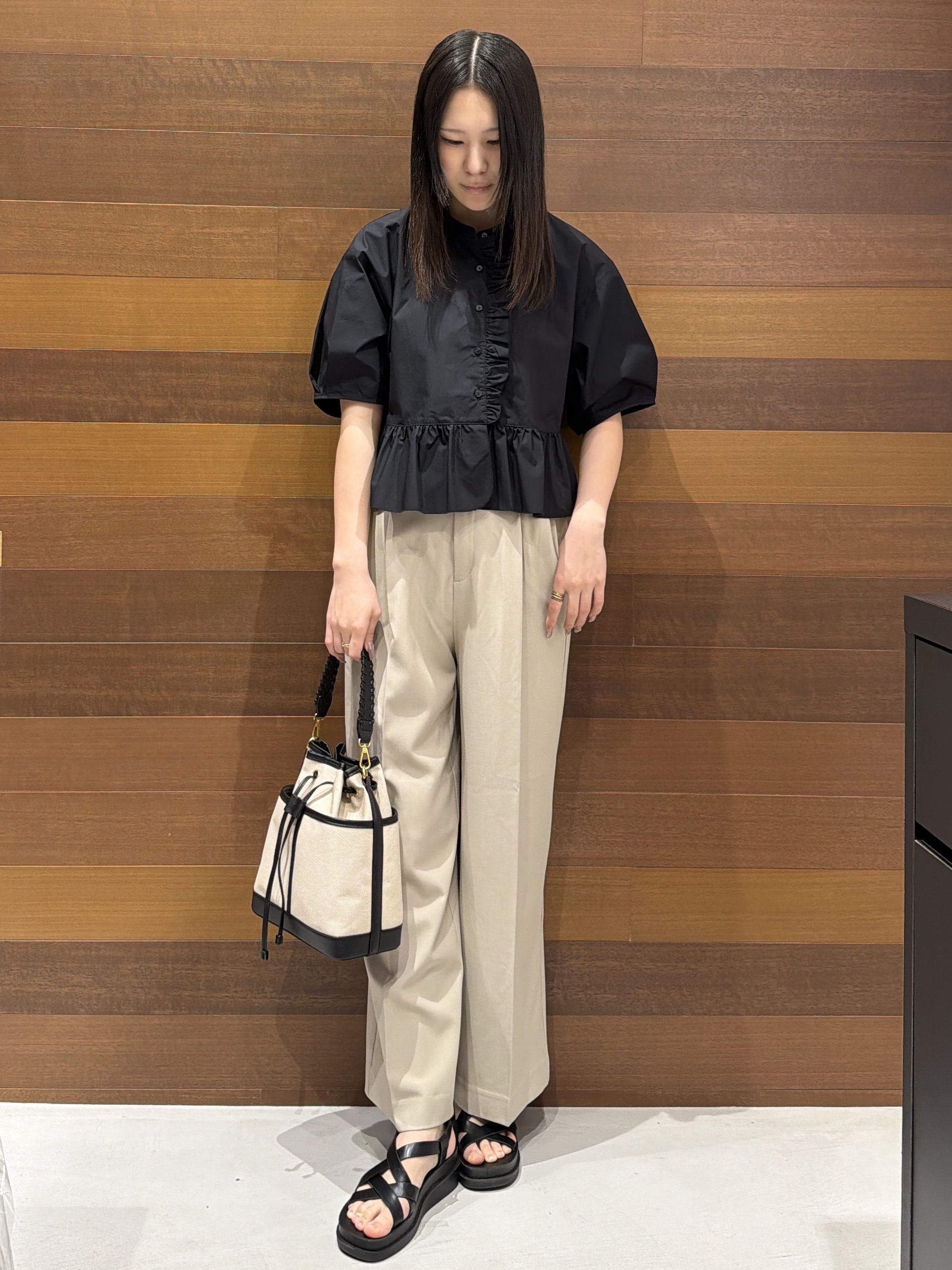 さやさんの「OPAQUE.CLIP｜フリルペプラムシャツブラウス【洗濯機OK】」を使ったコーディネート