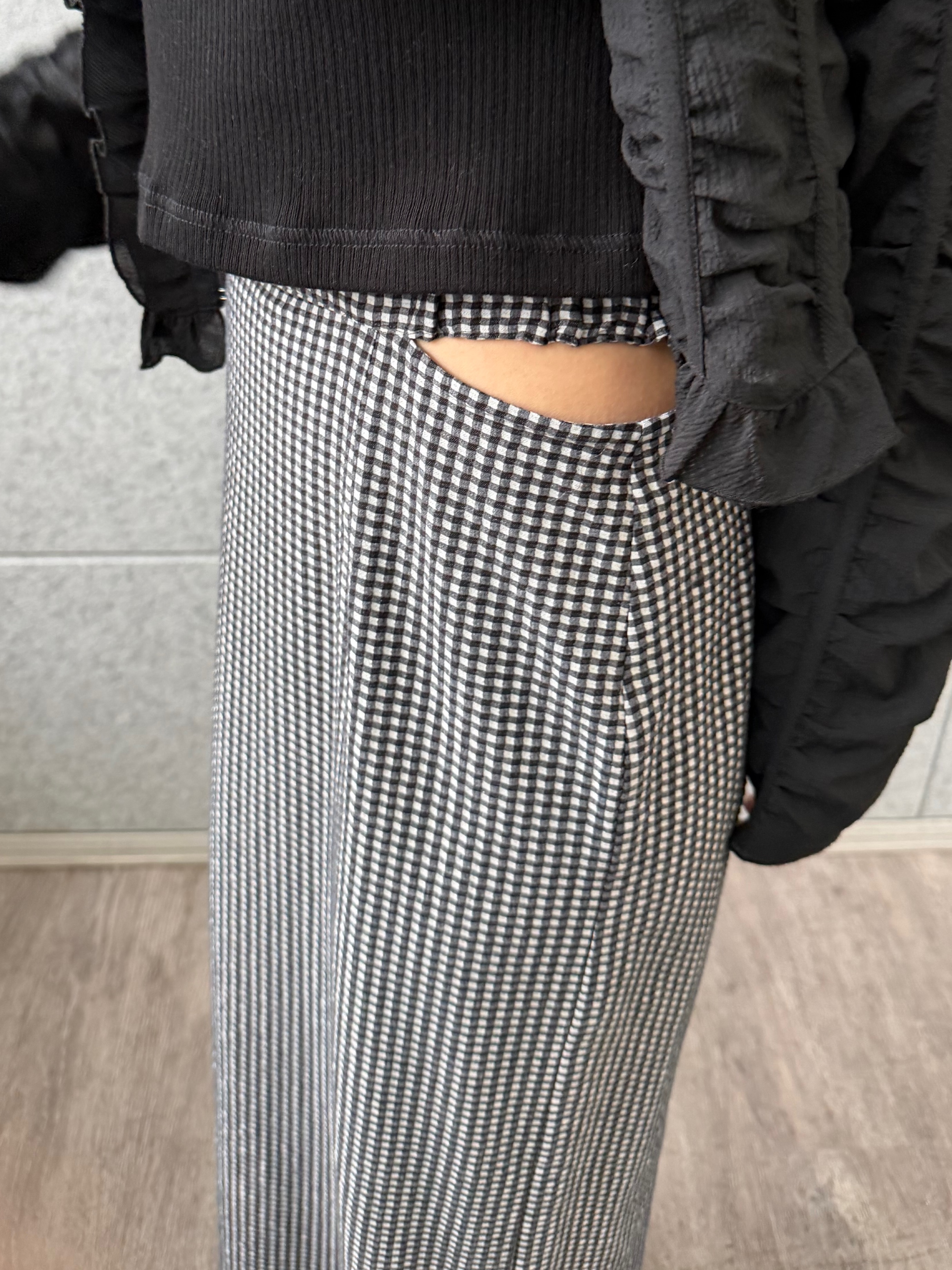 kanamiさんの「CODE A｜dobby ruffle blouse」を使ったコーディネート