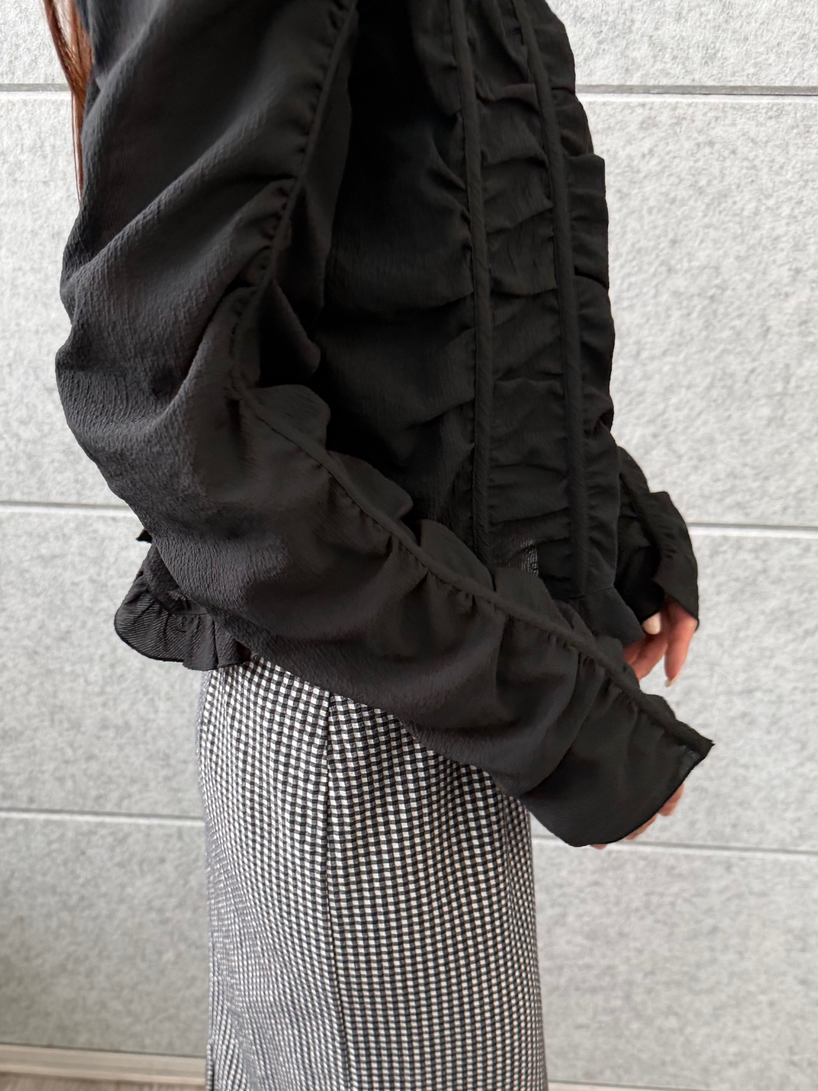 kanamiさんの「CODE A｜dobby ruffle blouse」を使ったコーディネート