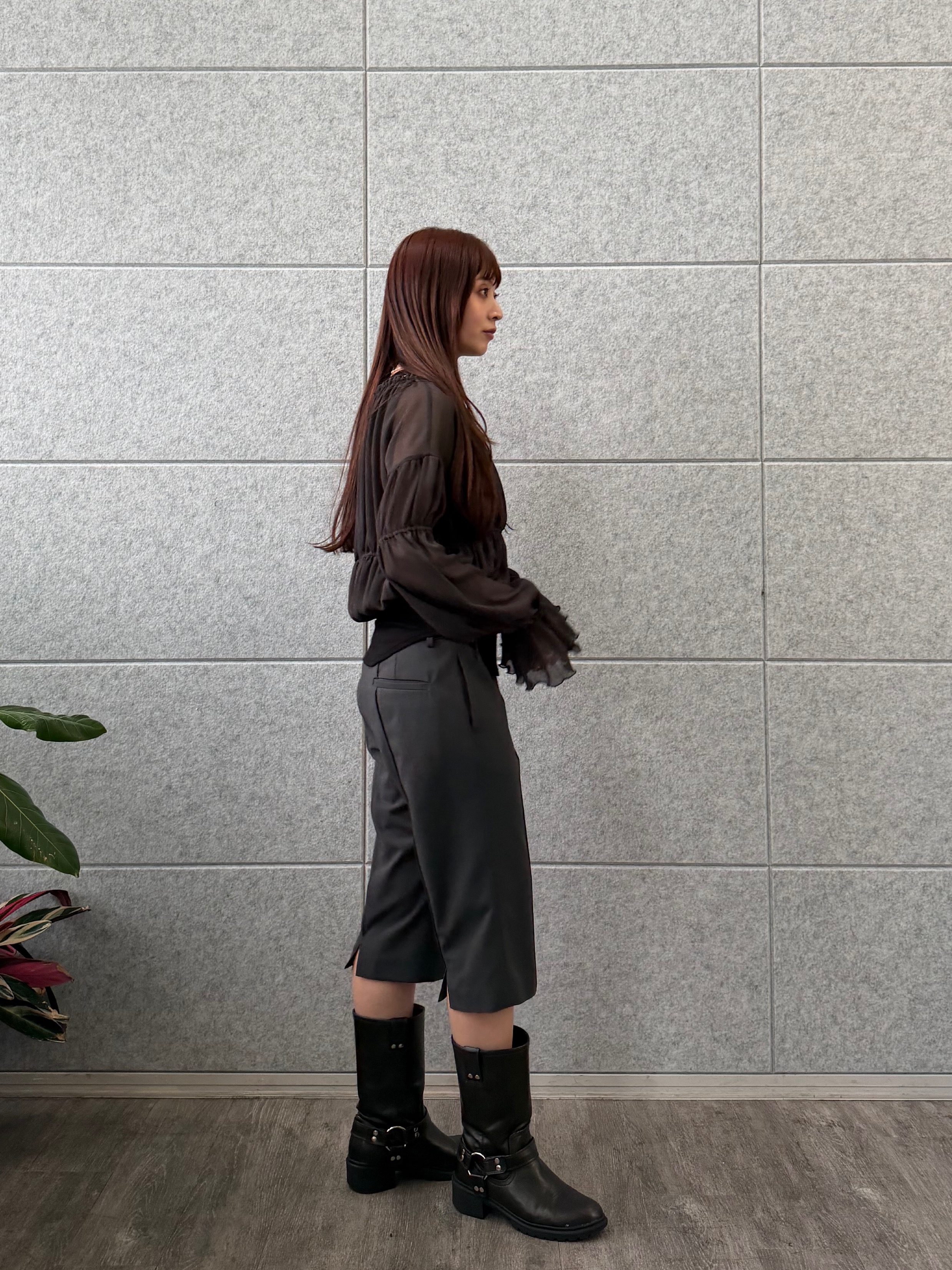 kanamiさんの「CODE A｜off－shoulder blouse」を使ったコーディネート