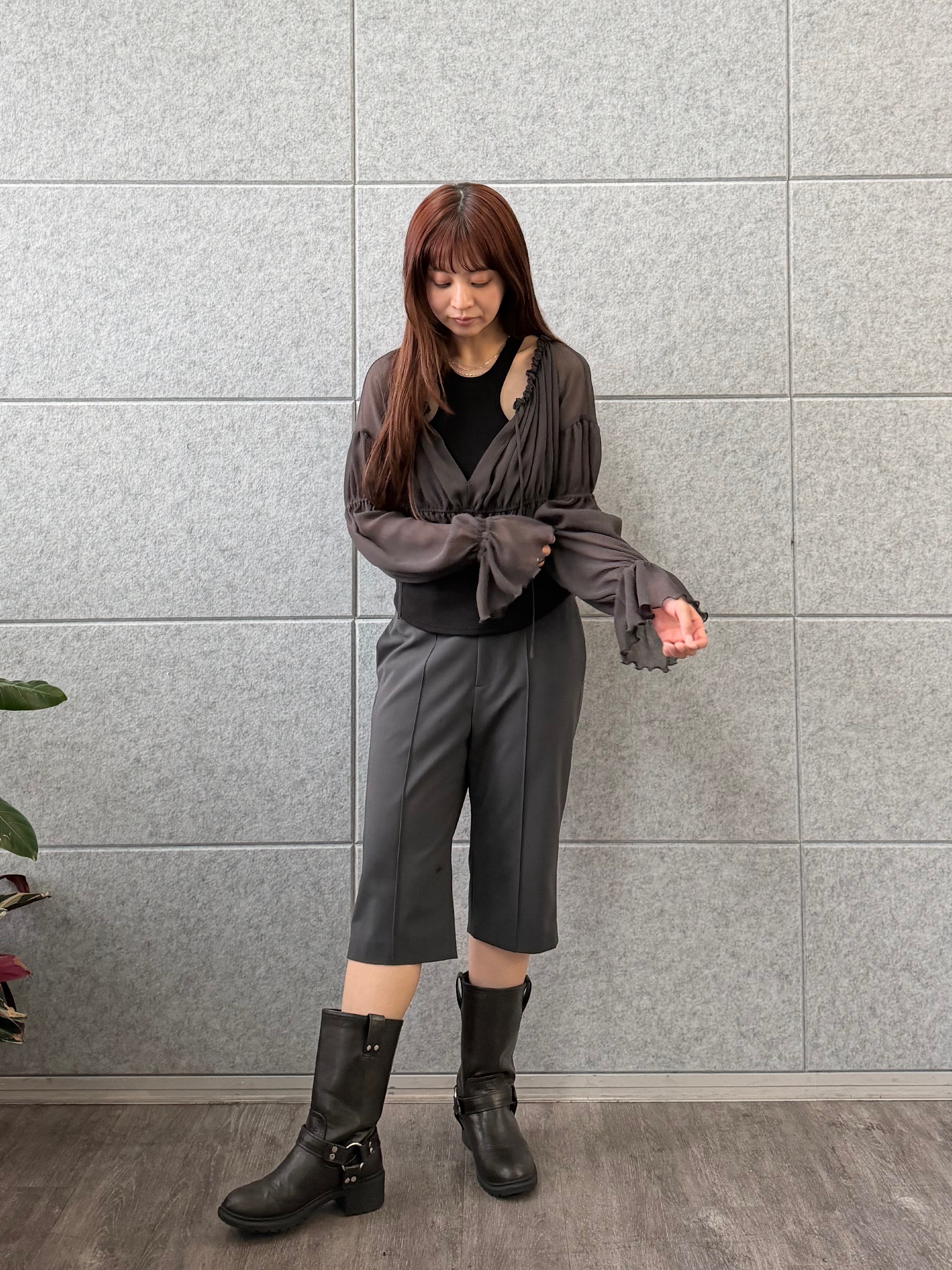 kanamiさんの「CODE A｜off－shoulder blouse」を使ったコーディネート