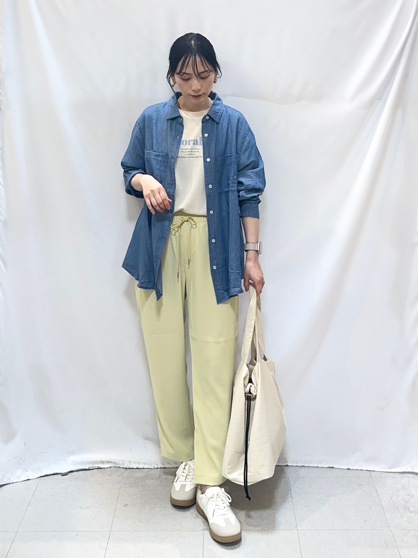 𝐇𝐢𝐫𝐨𝐦𝐢さんの「SHOO･LA･RUE｜【洗濯機可/S-LL/選べる6柄】切りっぱなしお袖がこなれカジュアル 5分袖シアーTシャツ」を使ったコーディネート