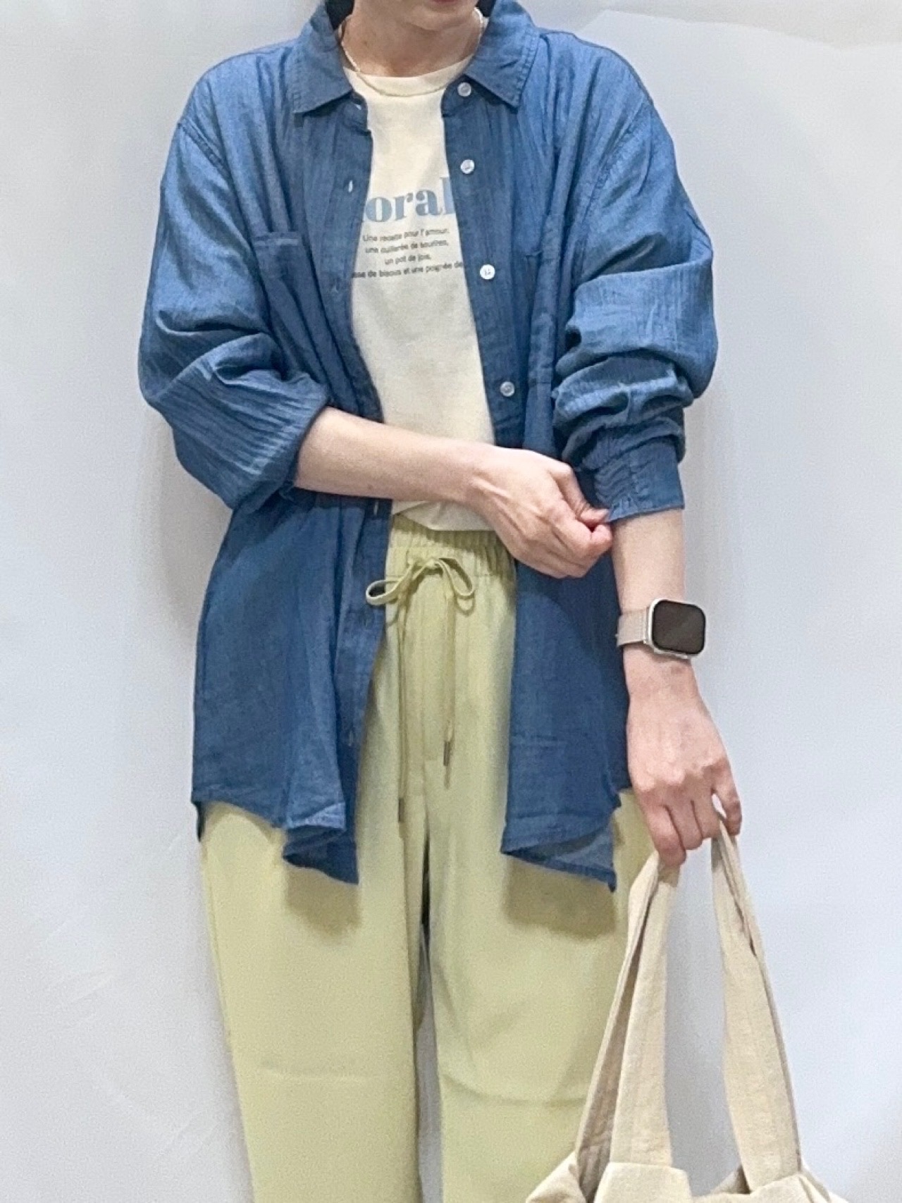 𝐇𝐢𝐫𝐨𝐦𝐢さんの「SHOO･LA･RUE｜【洗濯機可/S-LL/選べる6柄】切りっぱなしお袖がこなれカジュアル 5分袖シアーTシャツ」を使ったコーディネート