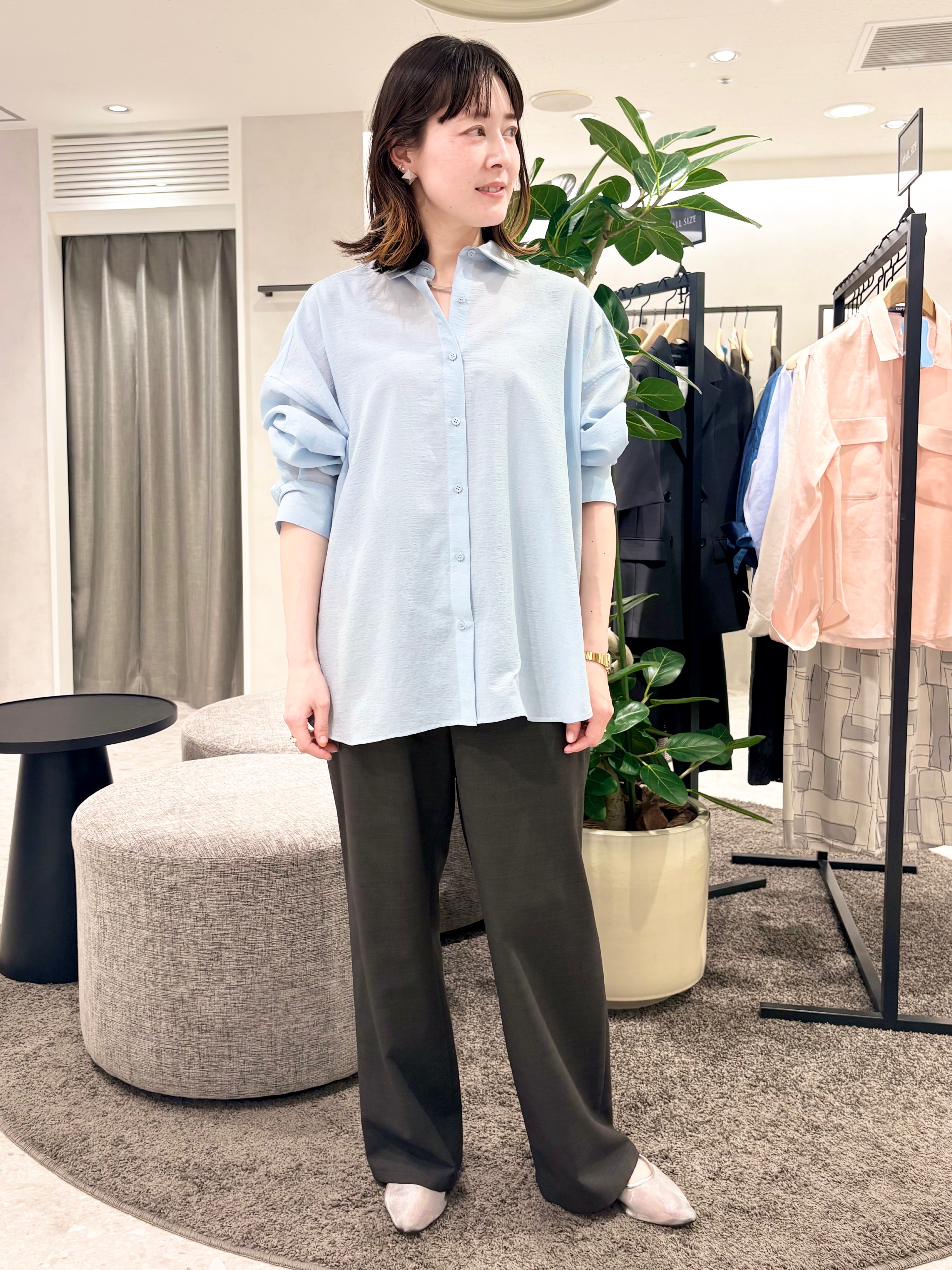 サオリさんの「UNTITLED｜◆【2WAY/マシンウォッシャブル】カシュクールデザインシャツ」を使ったコーディネート
