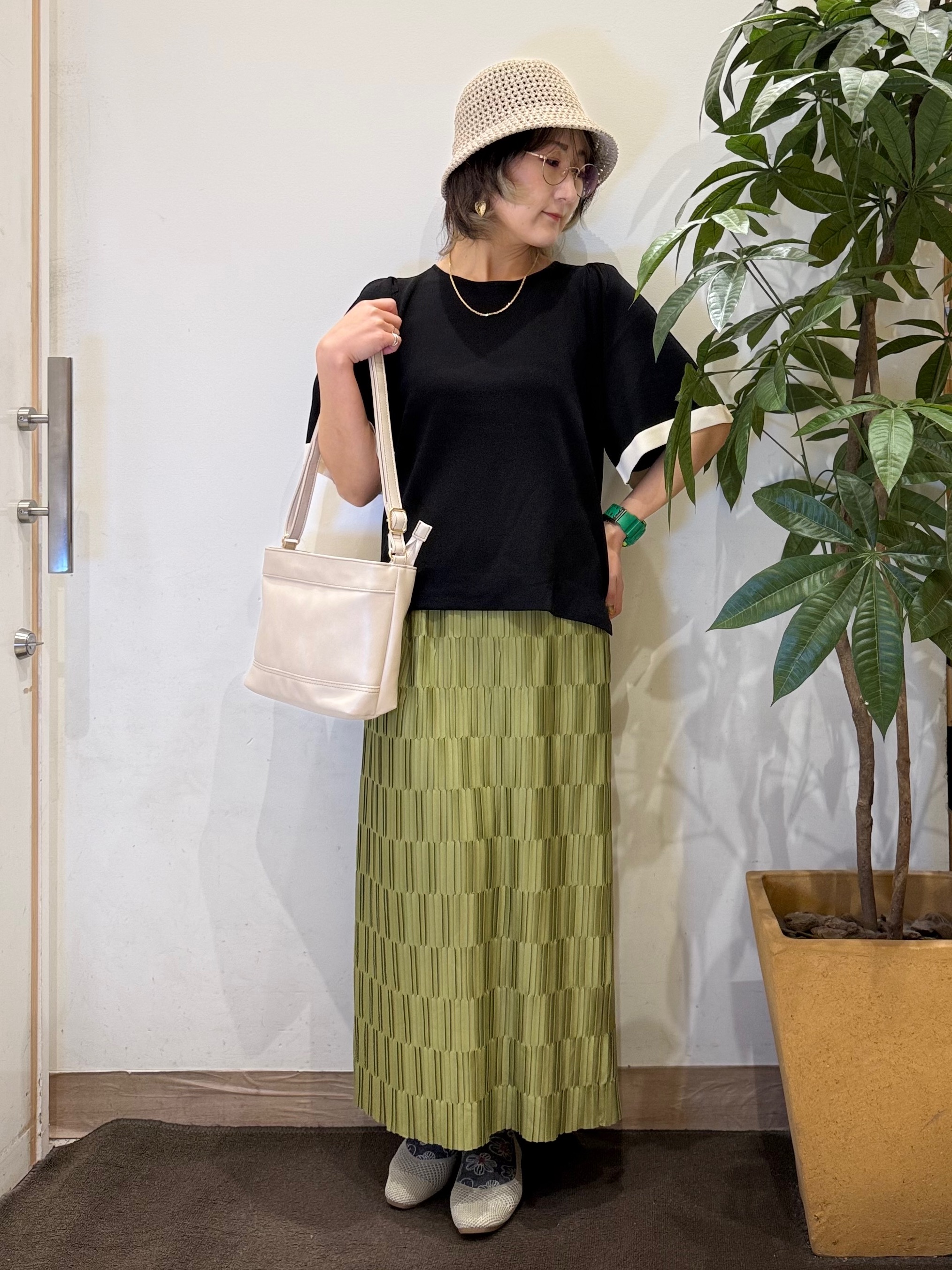 misakiさんの「SHOO･LA･RUE｜【S-LL/洗濯機可】変形プリーツで差が付く ナロースカート」を使ったコーディネート