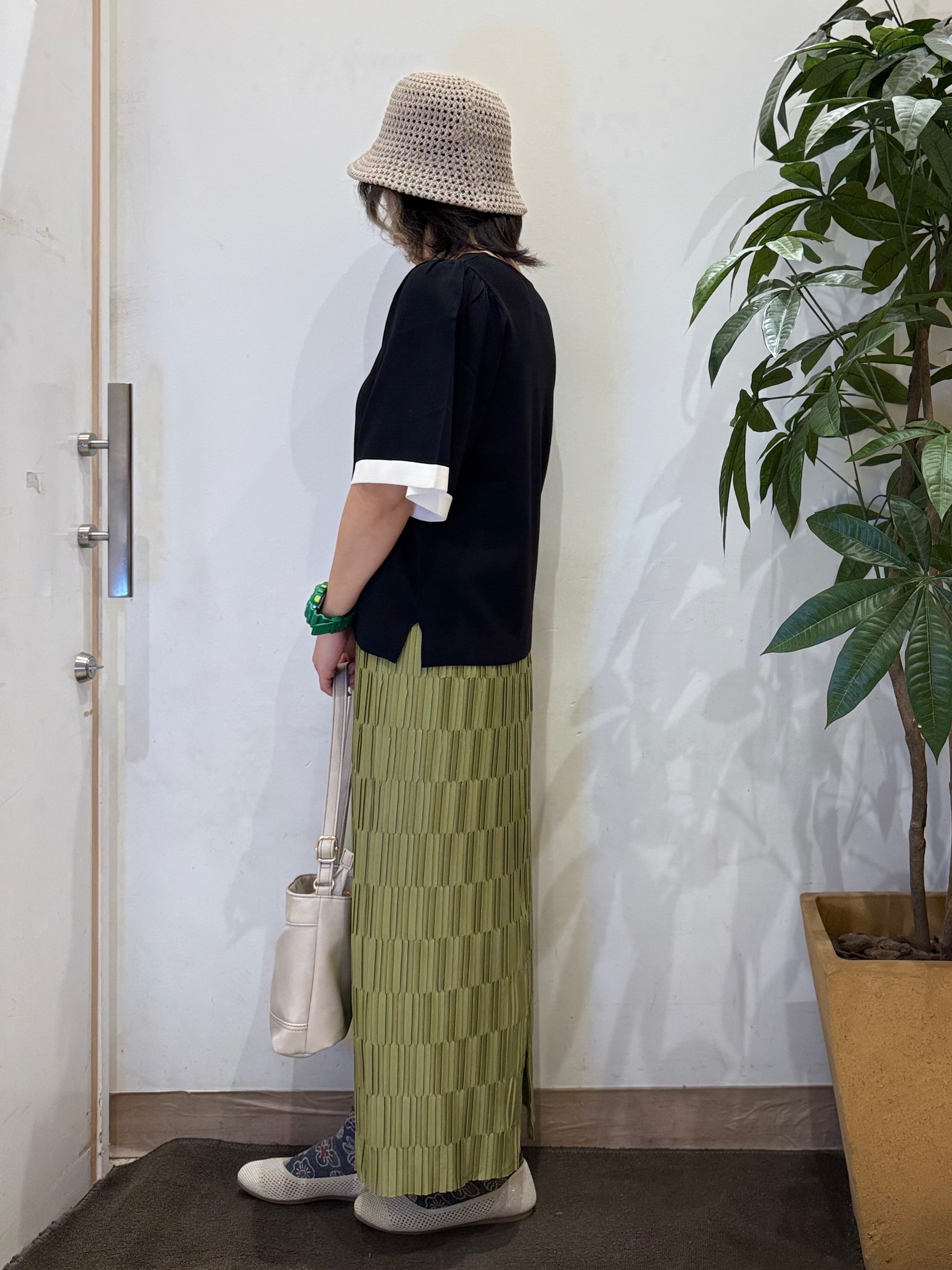 misakiさんの「SHOO･LA･RUE｜【S-LL/洗濯機可】変形プリーツで差が付く ナロースカート」を使ったコーディネート