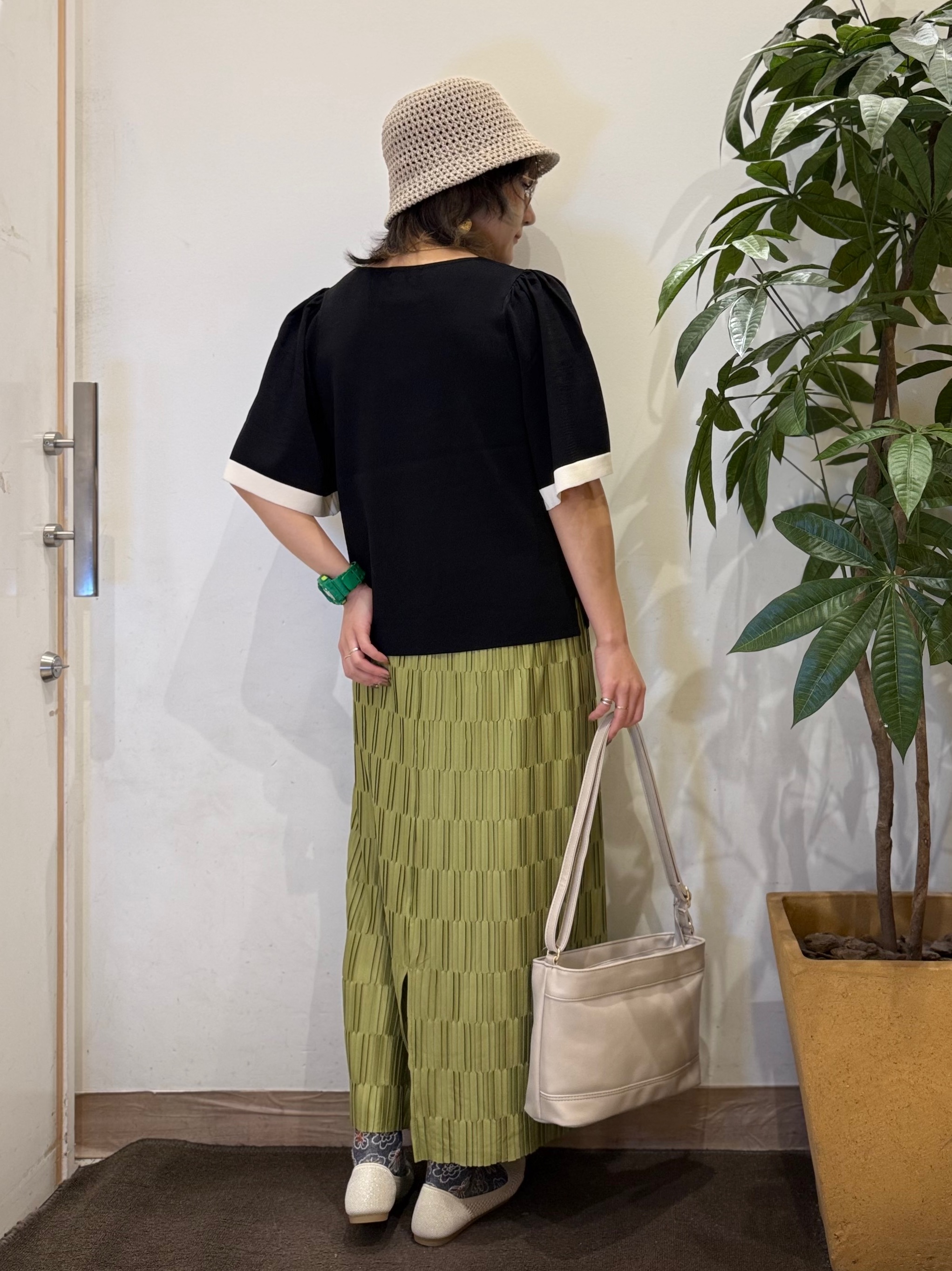 misakiさんの「SHOO･LA･RUE｜【S-LL/洗濯機可】変形プリーツで差が付く ナロースカート」を使ったコーディネート