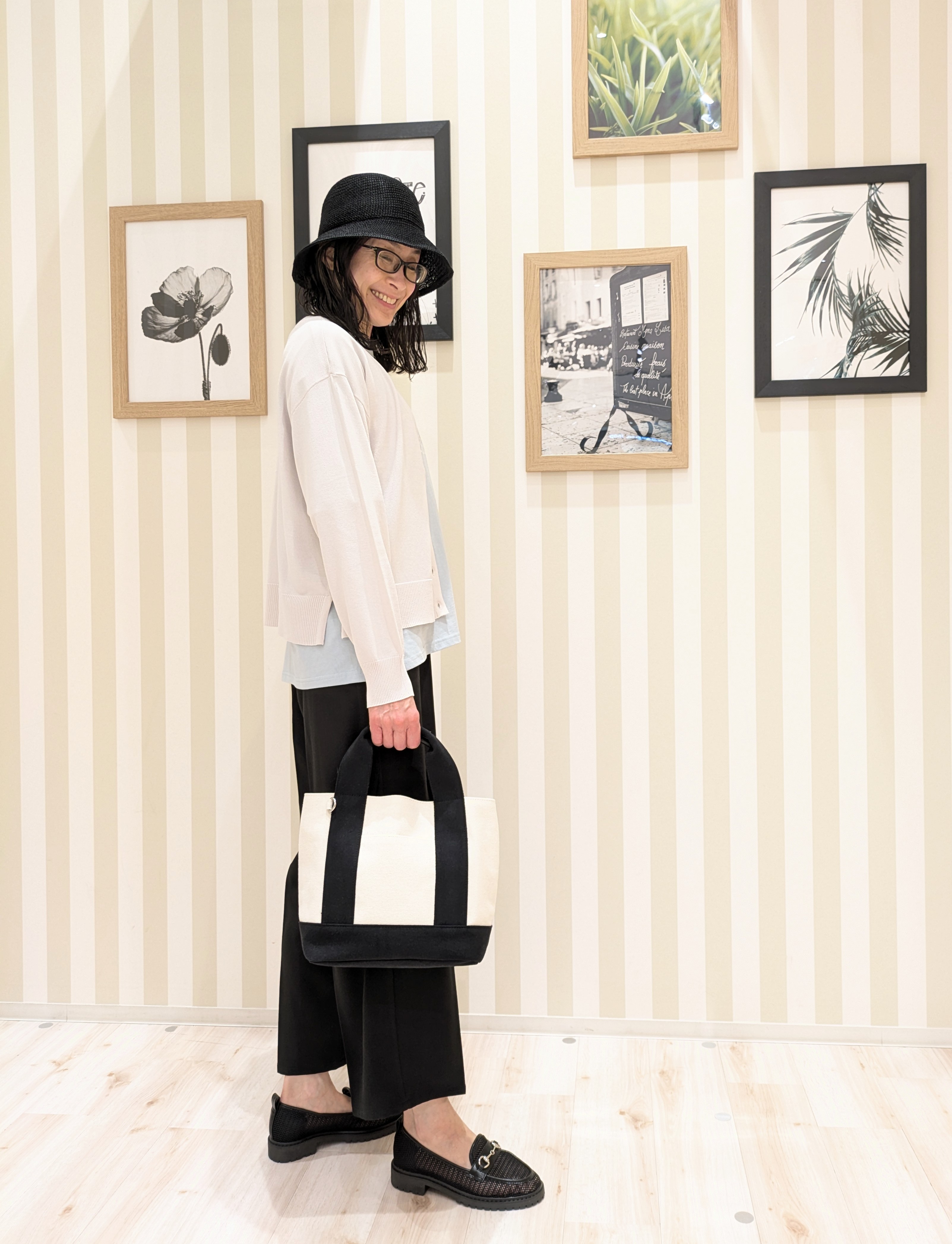 Mikiさんの「SHOO･LA･RUE｜【洗濯機可/UV】さらっとしたタッチが心地よい ショート丈 Vネックカーディガン」を使ったコーディネート
