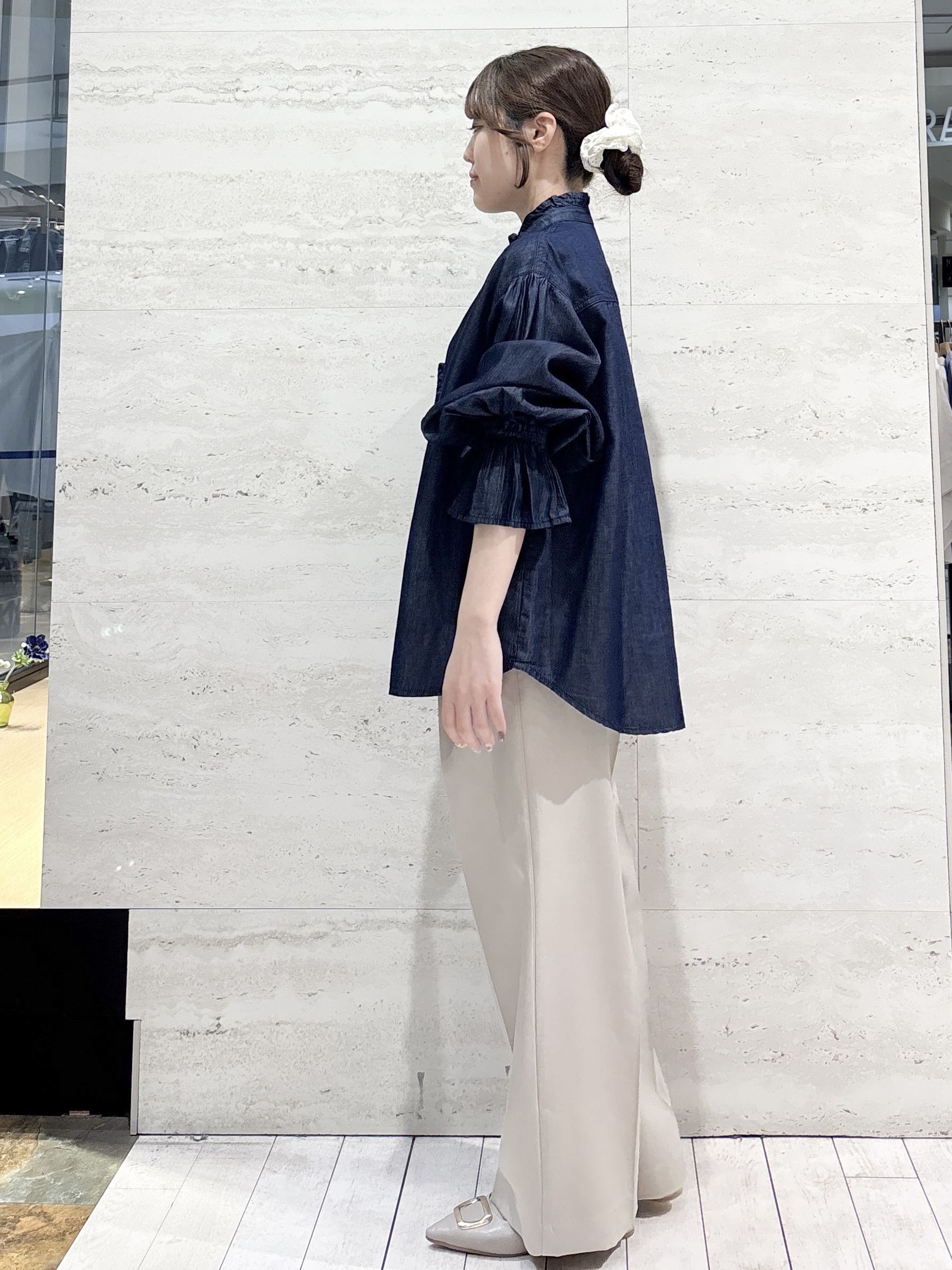かほさんの「OPAQUE.CLIP｜セルロース混デニムフリルブラウス【洗濯機OK】」を使ったコーディネート