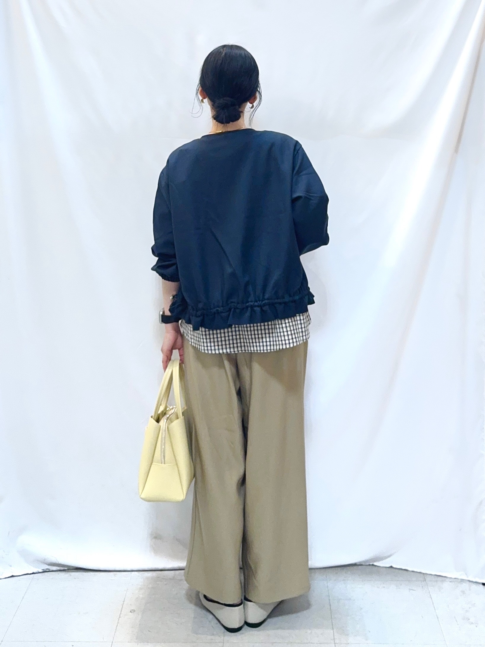 𝐇𝐢𝐫𝐨𝐦𝐢さんの「SHOO･LA･RUE｜【高レビュー/S-LL】穿くだけすっきりシルエット サイドボタン付き デニム風ワイドパンツ」を使ったコーディネート