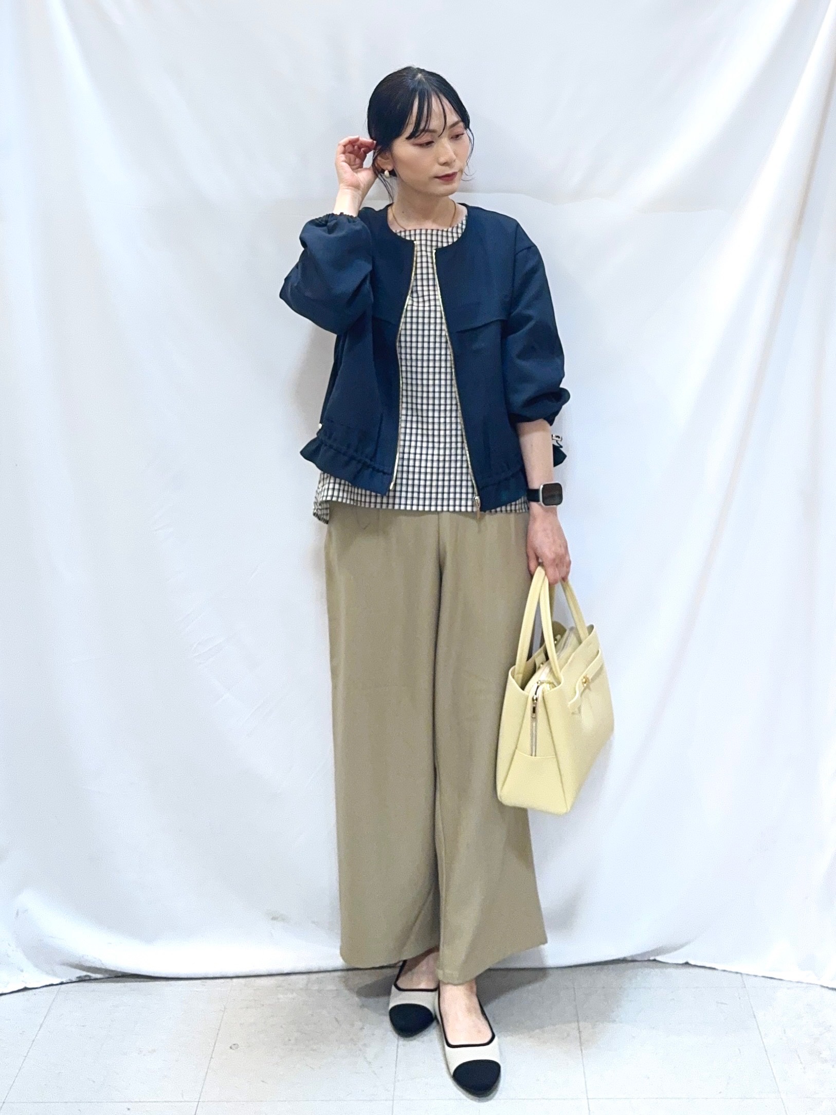 𝐇𝐢𝐫𝐨𝐦𝐢さんの「SHOO･LA･RUE｜【高レビュー/S-LL】穿くだけすっきりシルエット サイドボタン付き デニム風ワイドパンツ」を使ったコーディネート
