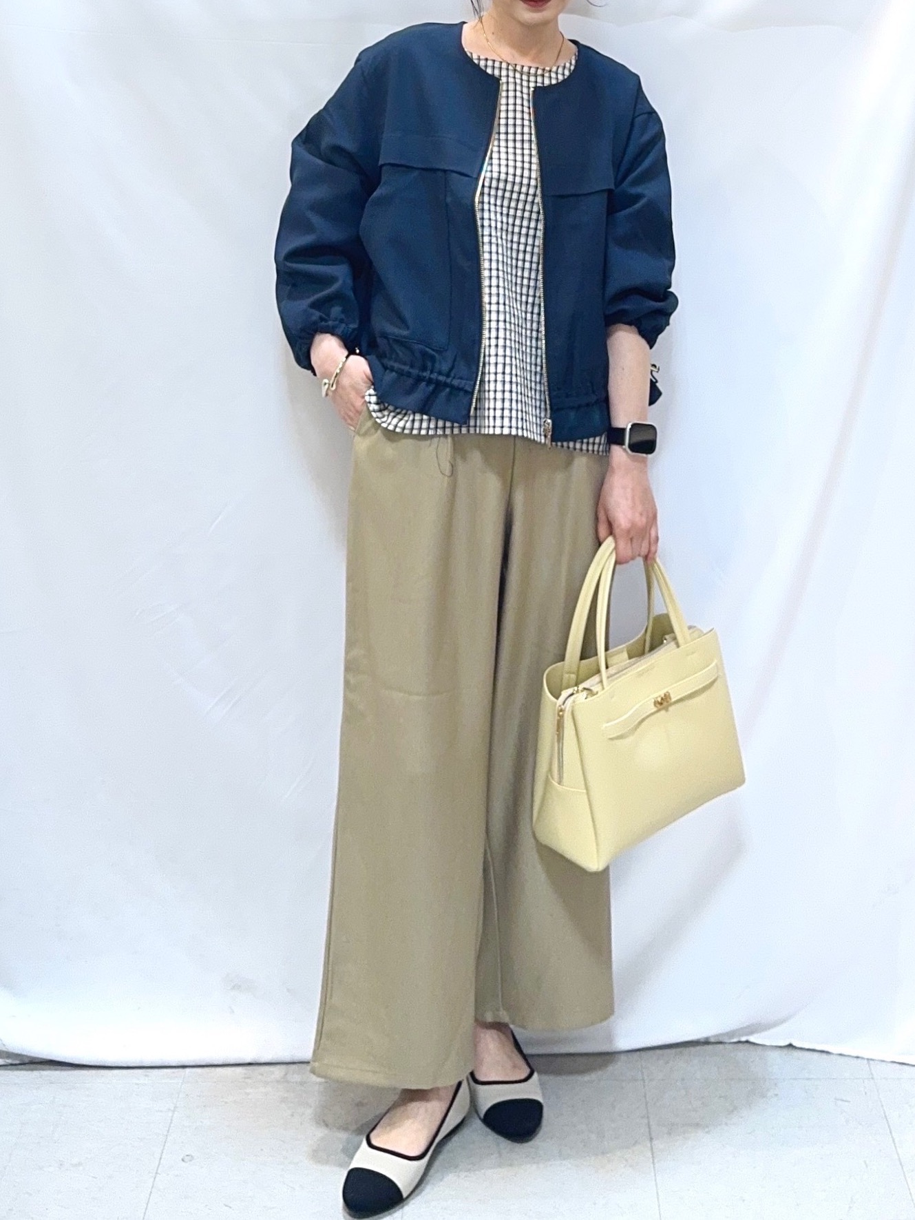 𝐇𝐢𝐫𝐨𝐦𝐢さんの「SHOO･LA･RUE｜【高レビュー/S-LL】穿くだけすっきりシルエット サイドボタン付き デニム風ワイドパンツ」を使ったコーディネート