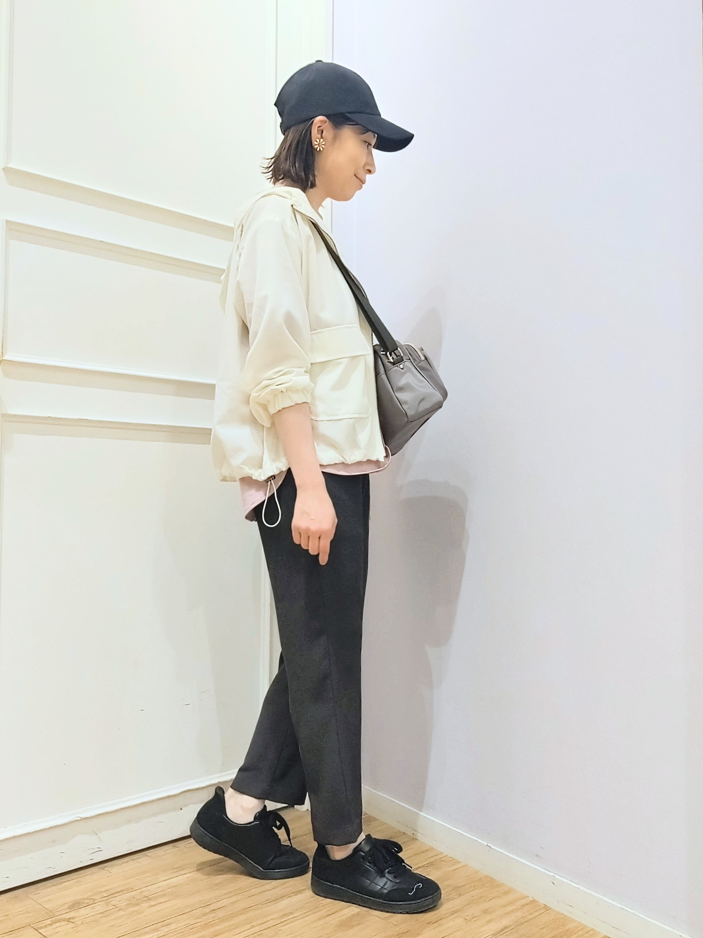 miomioさんの「SHOO･LA･RUE｜【S-LL/UV】季節の変わり目に ゴールドパーツが上品なフード付きブルゾン」を使ったコーディネート