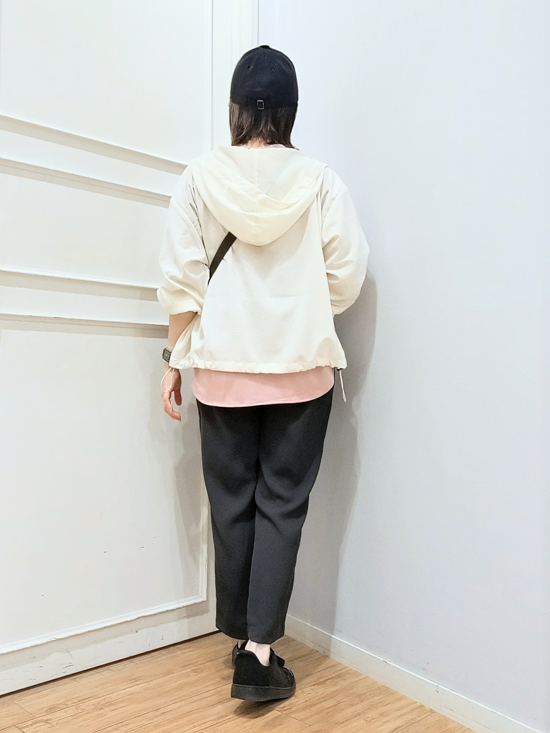 miomioさんの「SHOO･LA･RUE｜【S-LL/UV】季節の変わり目に ゴールドパーツが上品なフード付きブルゾン」を使ったコーディネート