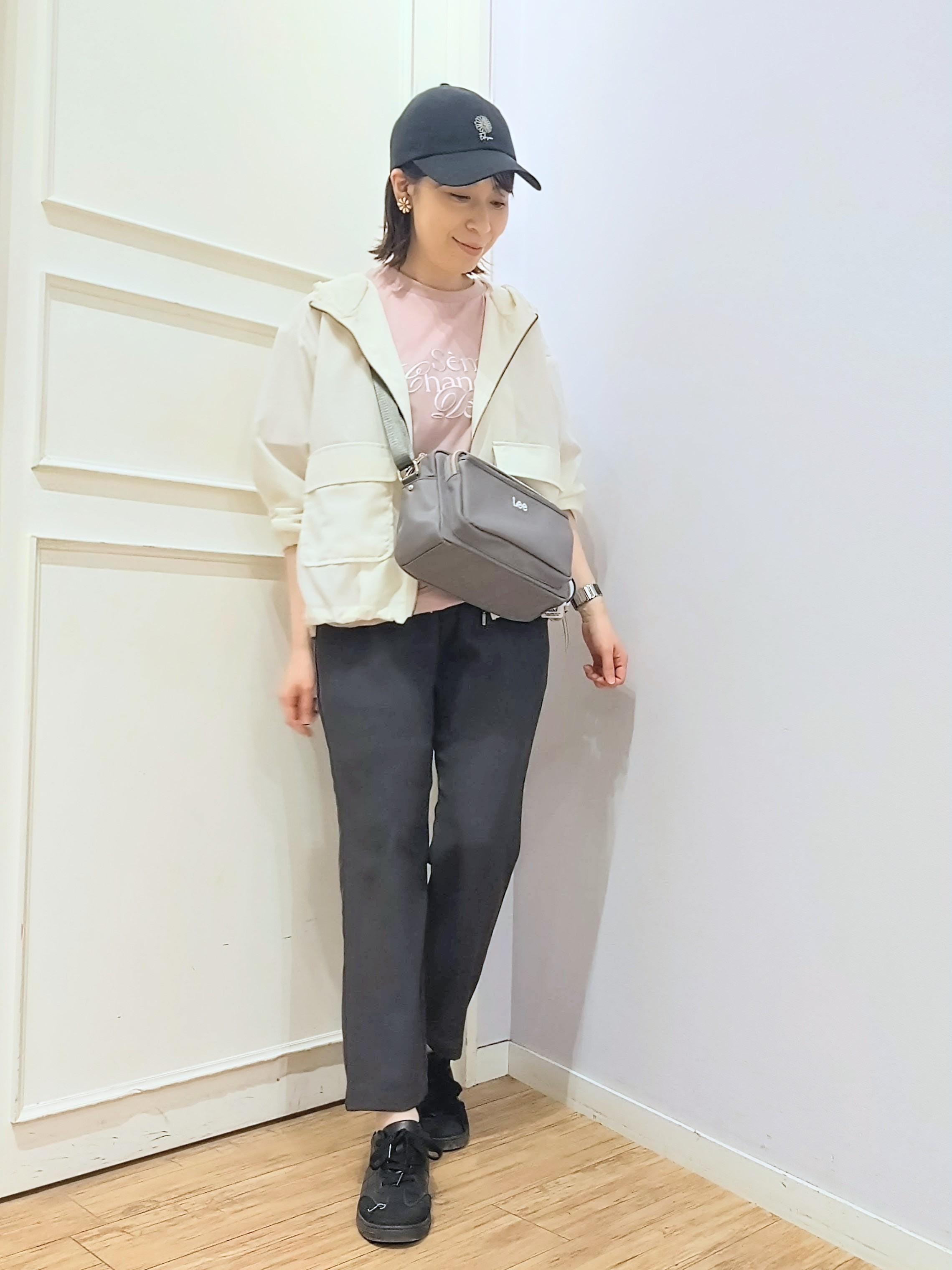 miomioさんの「SHOO･LA･RUE｜【S-LL/UV】季節の変わり目に ゴールドパーツが上品なフード付きブルゾン」を使ったコーディネート