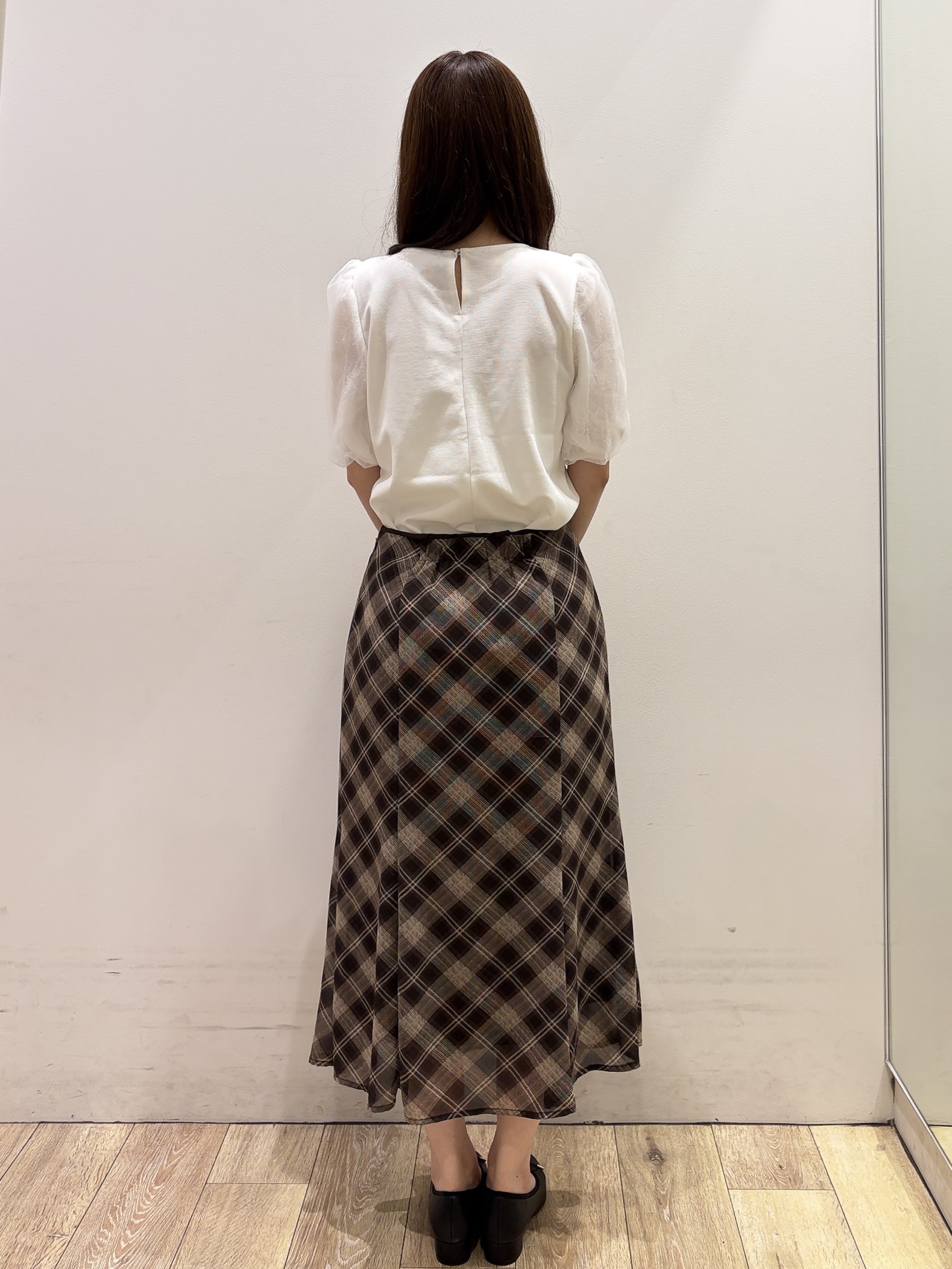 MOMOさんの「index｜【接触冷感／UVケア】シアーバルーンスリーブトップス《洗濯機OK》」を使ったコーディネート