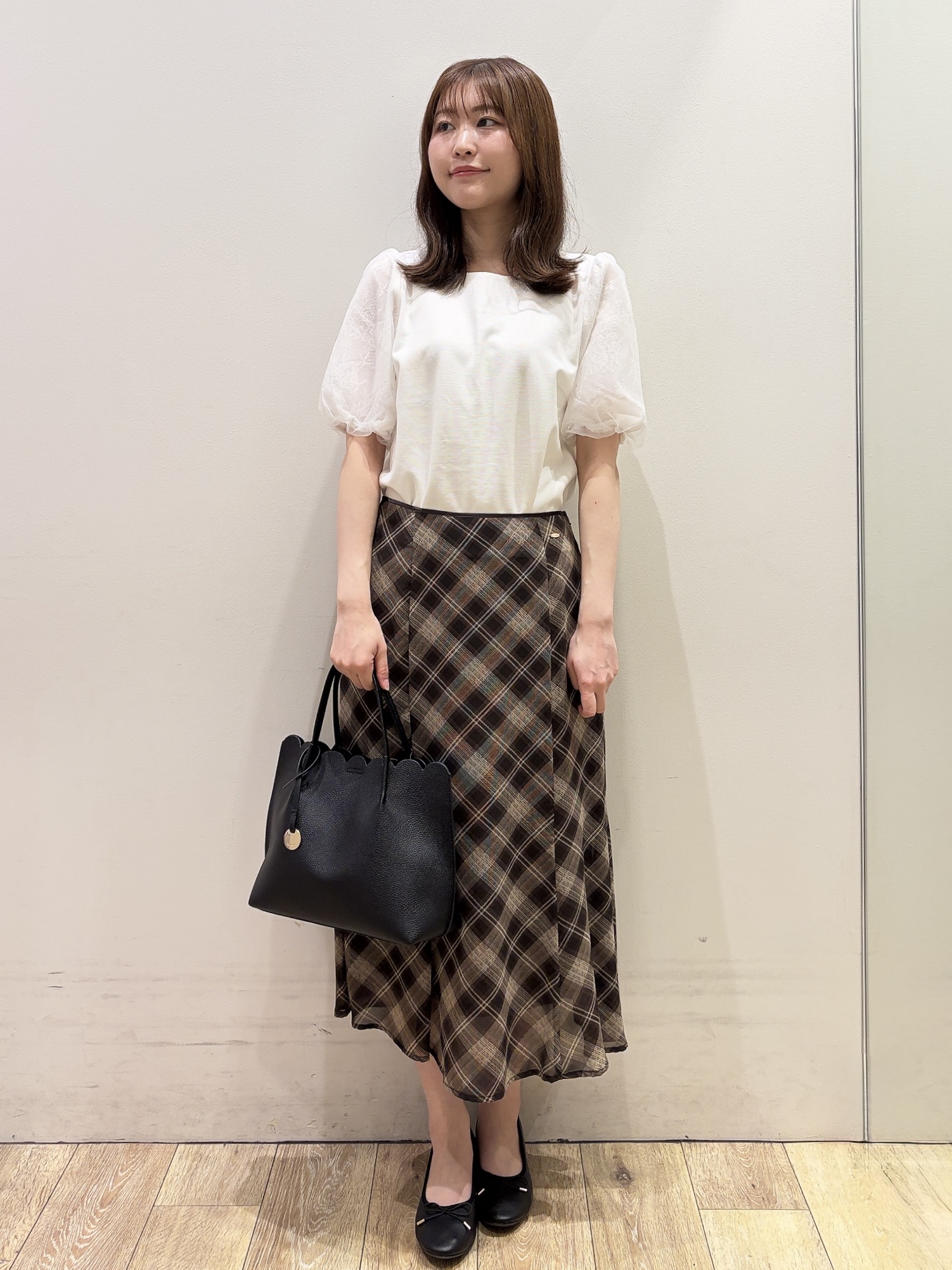 MOMOさんの「index｜【接触冷感／UVケア】シアーバルーンスリーブトップス《洗濯機OK》」を使ったコーディネート