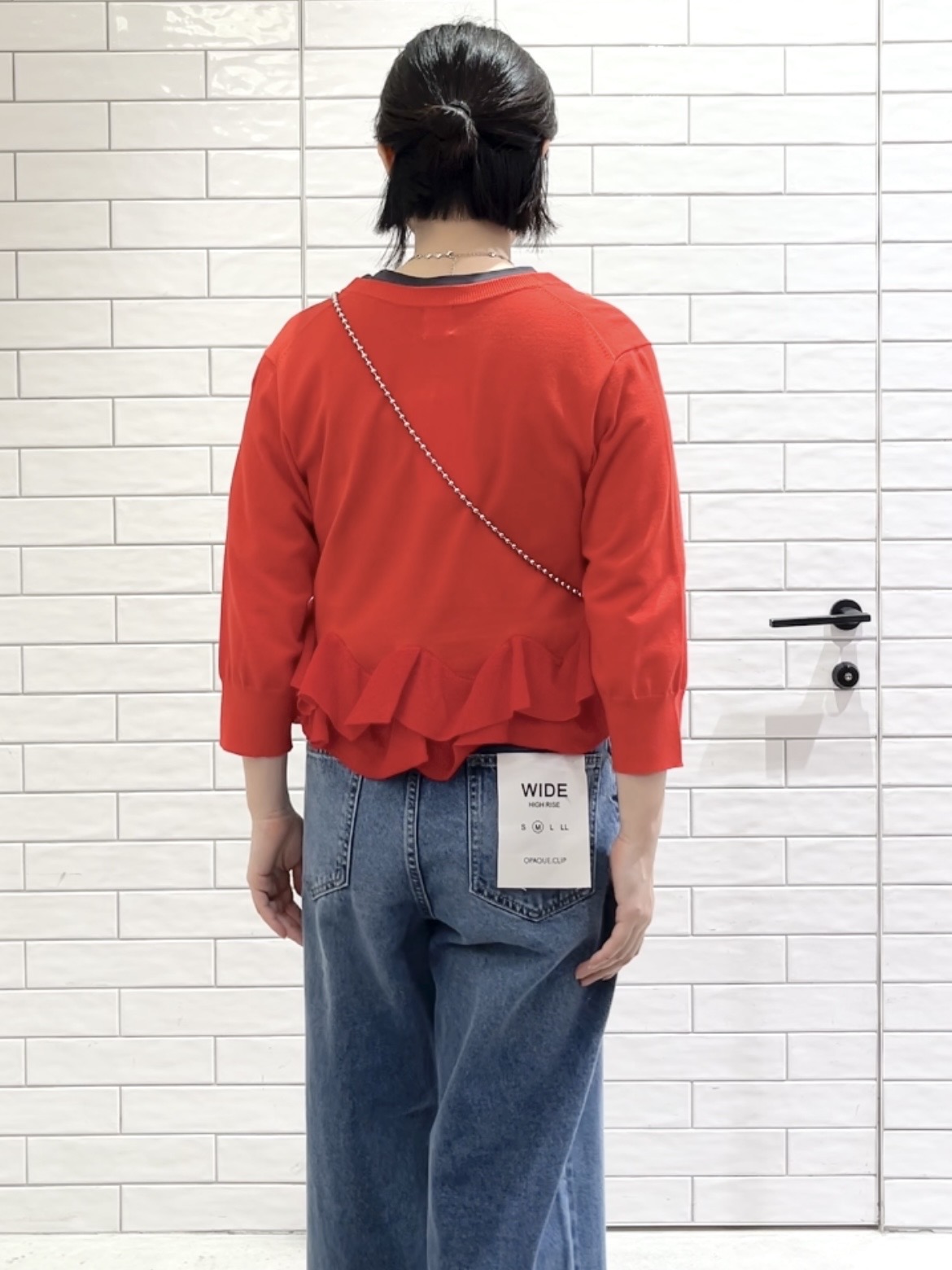 しおりさんの「OPAQUE.CLIP｜裾フリルヘンリーネックニット【洗濯機OK】」を使ったコーディネート