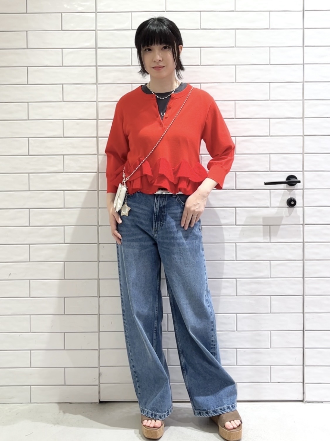 しおりさんの「OPAQUE.CLIP｜裾フリルヘンリーネックニット【洗濯機OK】」を使ったコーディネート