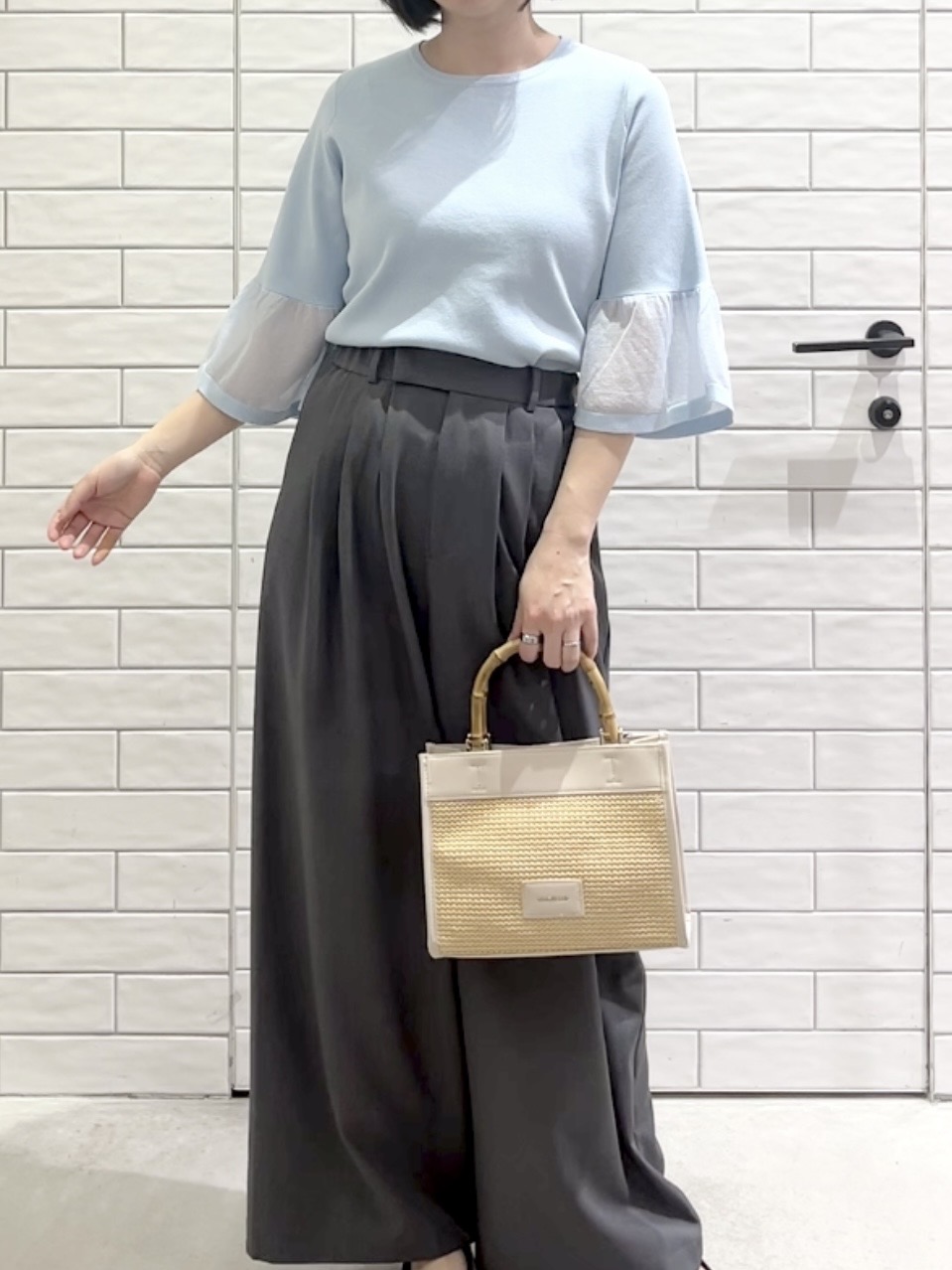 しおりさんの「OPAQUE.CLIP｜シアーフレアスリーブニット【洗濯機OK／抗ピル】」を使ったコーディネート
