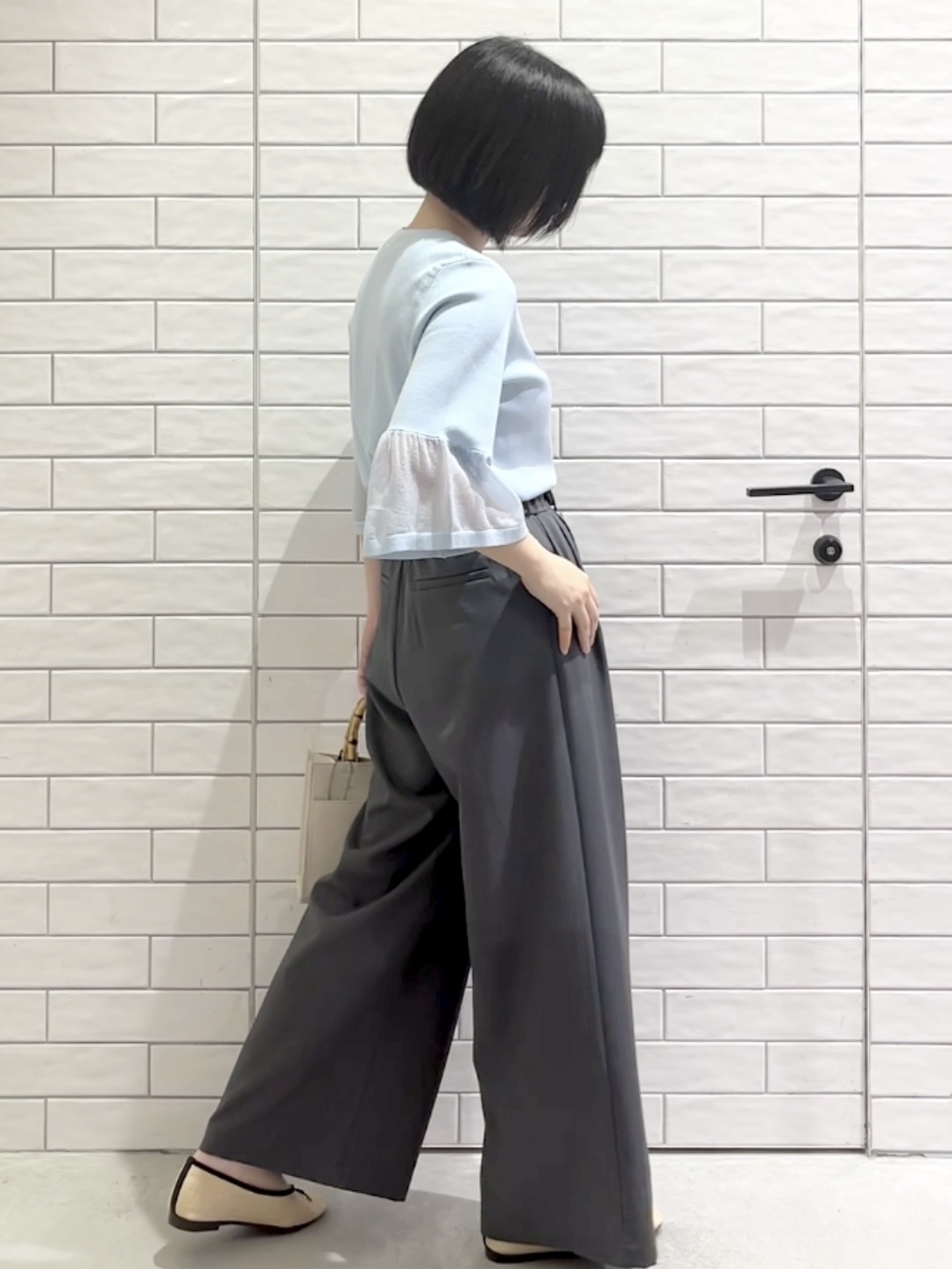 しおりさんの「OPAQUE.CLIP｜シアーフレアスリーブニット【洗濯機OK／抗ピル】」を使ったコーディネート