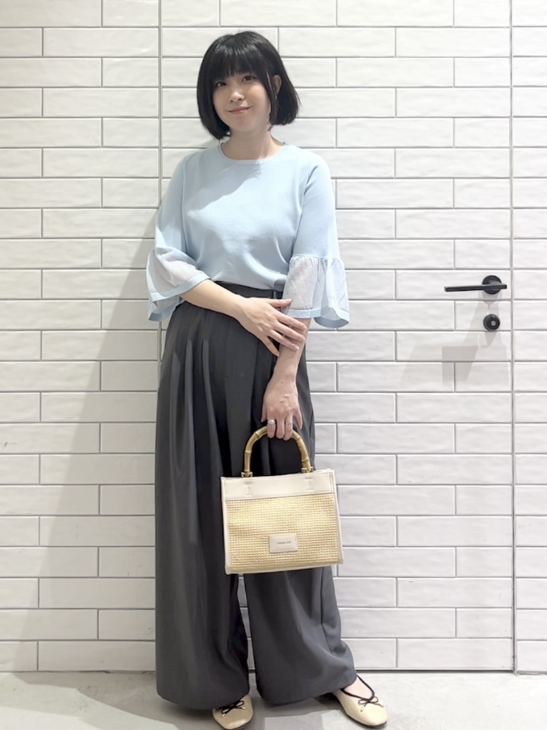 しおりさんの「OPAQUE.CLIP｜シアーフレアスリーブニット【洗濯機OK／抗ピル】」を使ったコーディネート