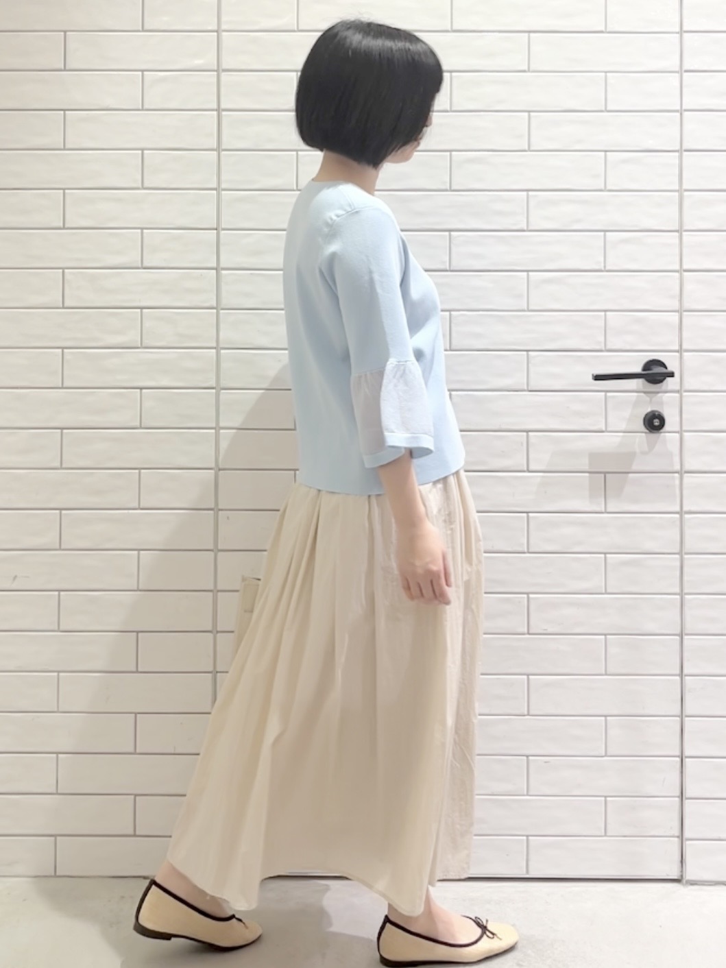 しおりさんの「OPAQUE.CLIP｜シアーフレアスリーブニット【洗濯機OK／抗ピル】」を使ったコーディネート