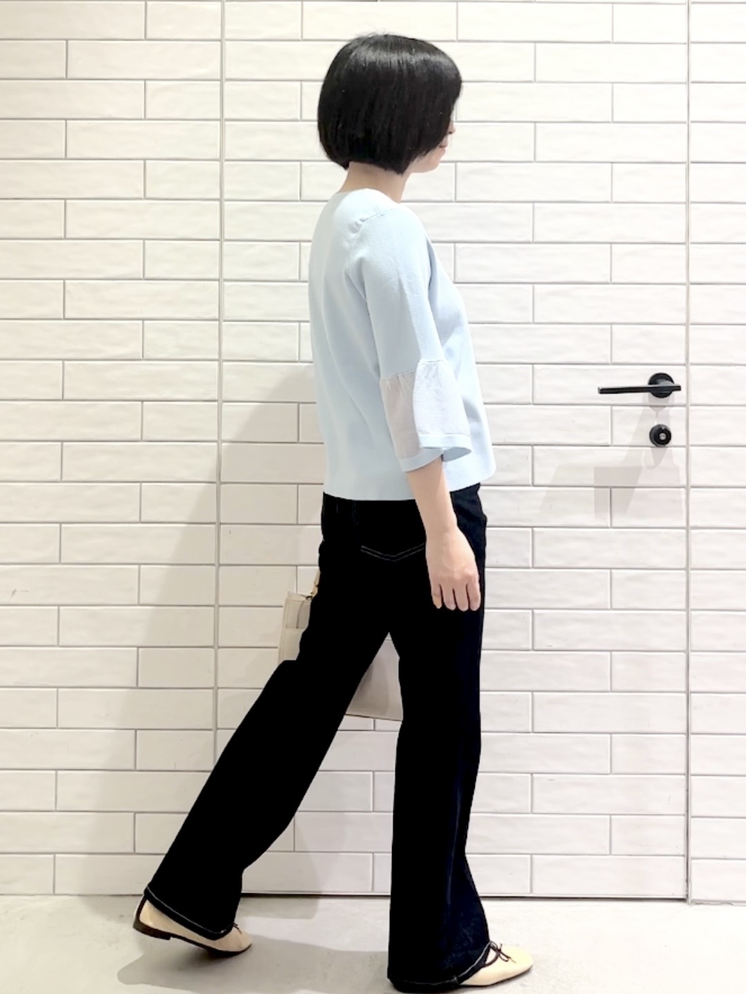 しおりさんの「OPAQUE.CLIP｜シアーフレアスリーブニット【洗濯機OK／抗ピル】」を使ったコーディネート