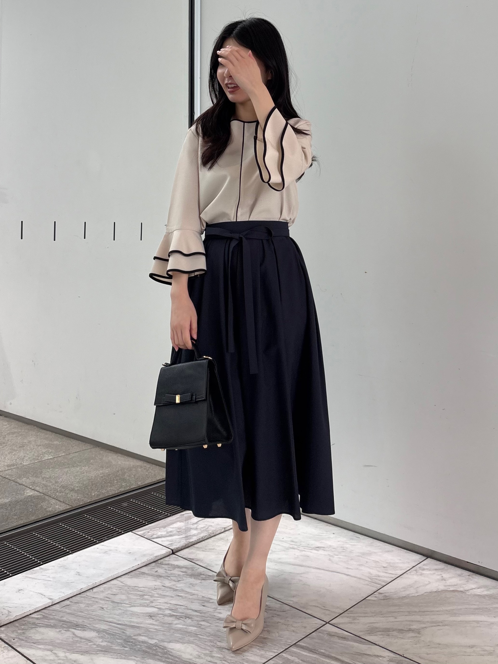 AOIさんの「Couture brooch｜【イージーケア・吸水速乾】配色ラッフルブラウス」を使ったコーディネート
