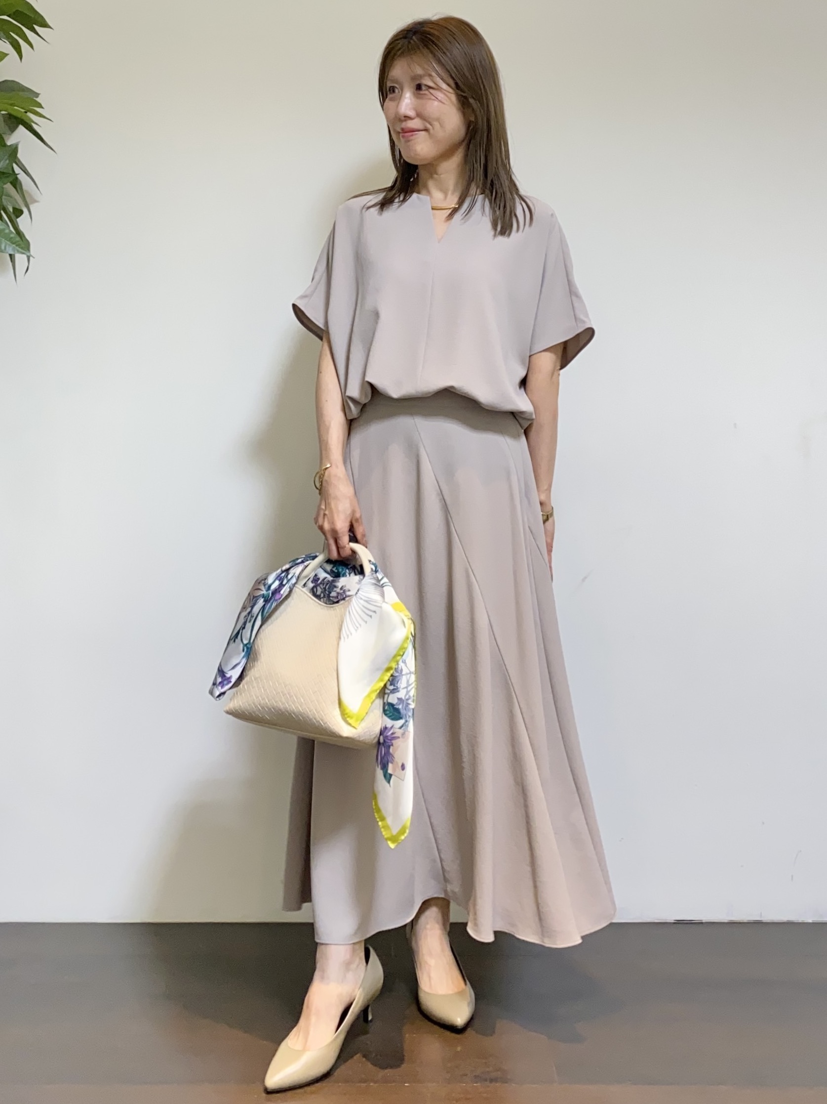 tomoさんの「UNTITLED｜【UV/接触冷感/セットアップ可】リラクシーキーVネックブラウス」を使ったコーディネート