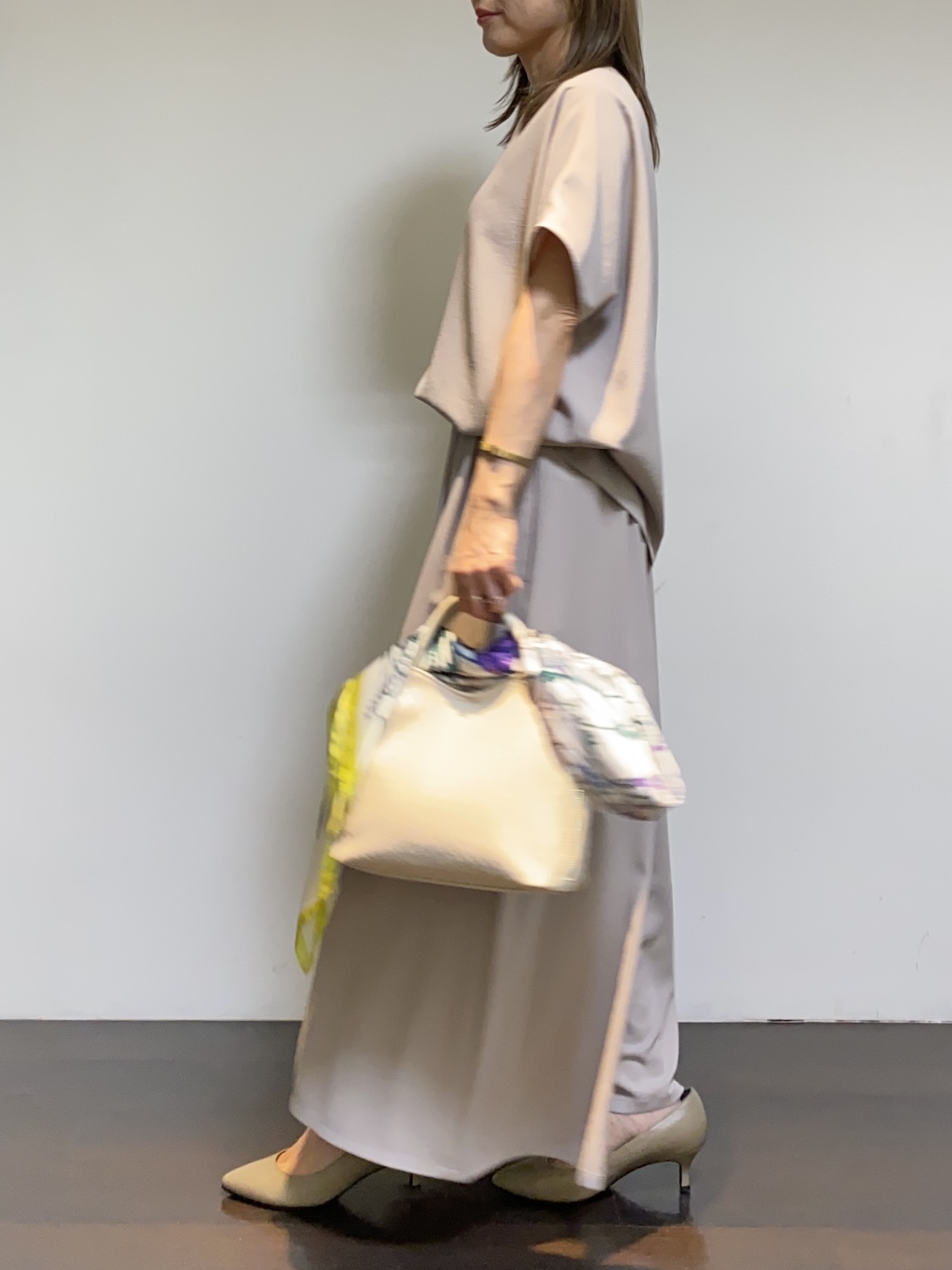 tomoさんの「UNTITLED｜【UV/接触冷感/セットアップ可】リラクシーキーVネックブラウス」を使ったコーディネート