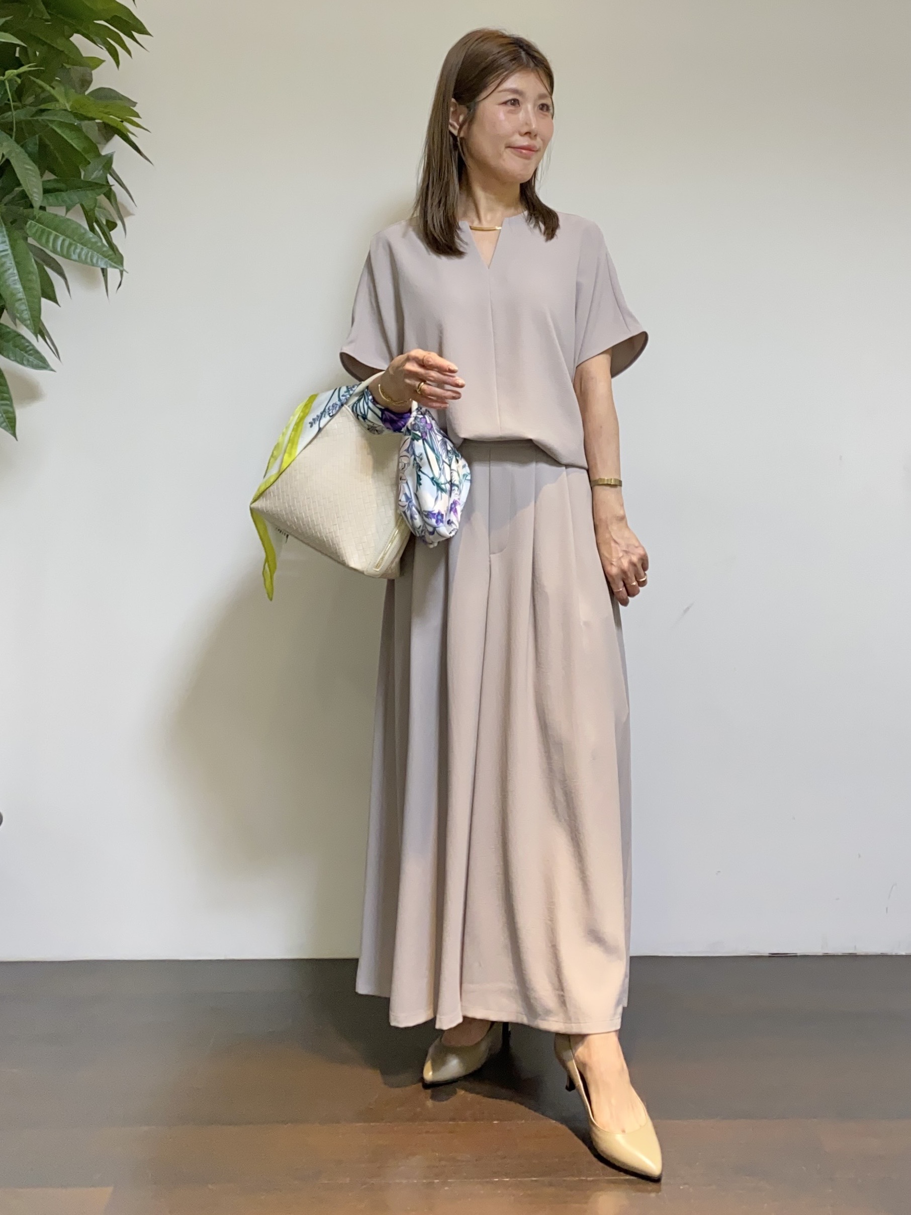tomoさんの「UNTITLED｜【UV/接触冷感/セットアップ可】リラクシーキーVネックブラウス」を使ったコーディネート