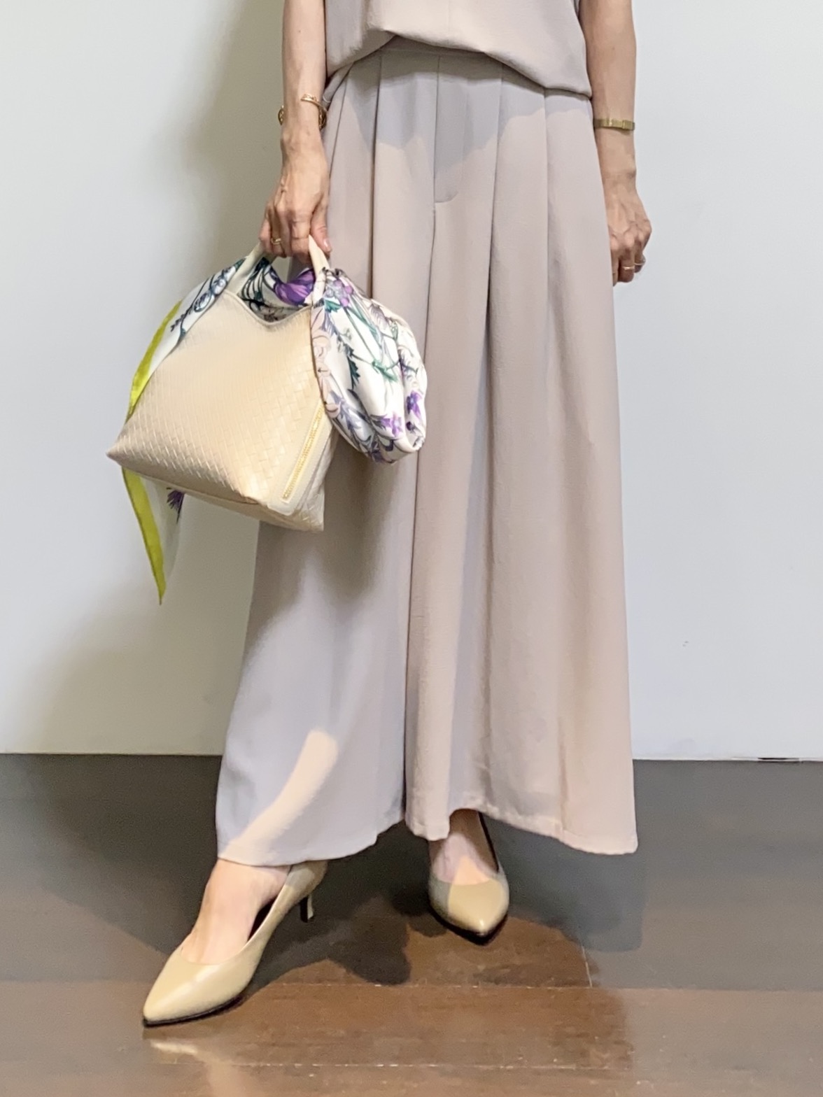 tomoさんの「UNTITLED｜【UV/接触冷感/セットアップ可】リラクシーキーVネックブラウス」を使ったコーディネート