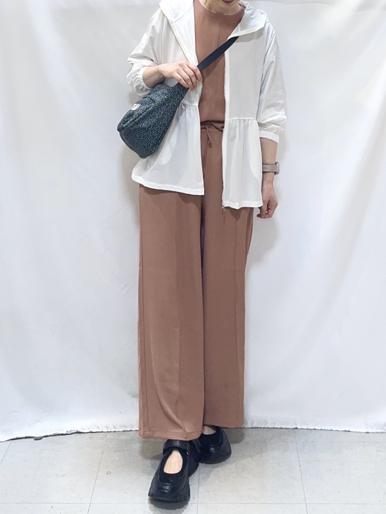 𝐇𝐢𝐫𝐨𝐦𝐢さんの「SHOO･LA･RUE｜【S-LL/体型カバー】日焼け対策にも女性らしさを UVカットペプラムパーカ」を使ったコーディネート