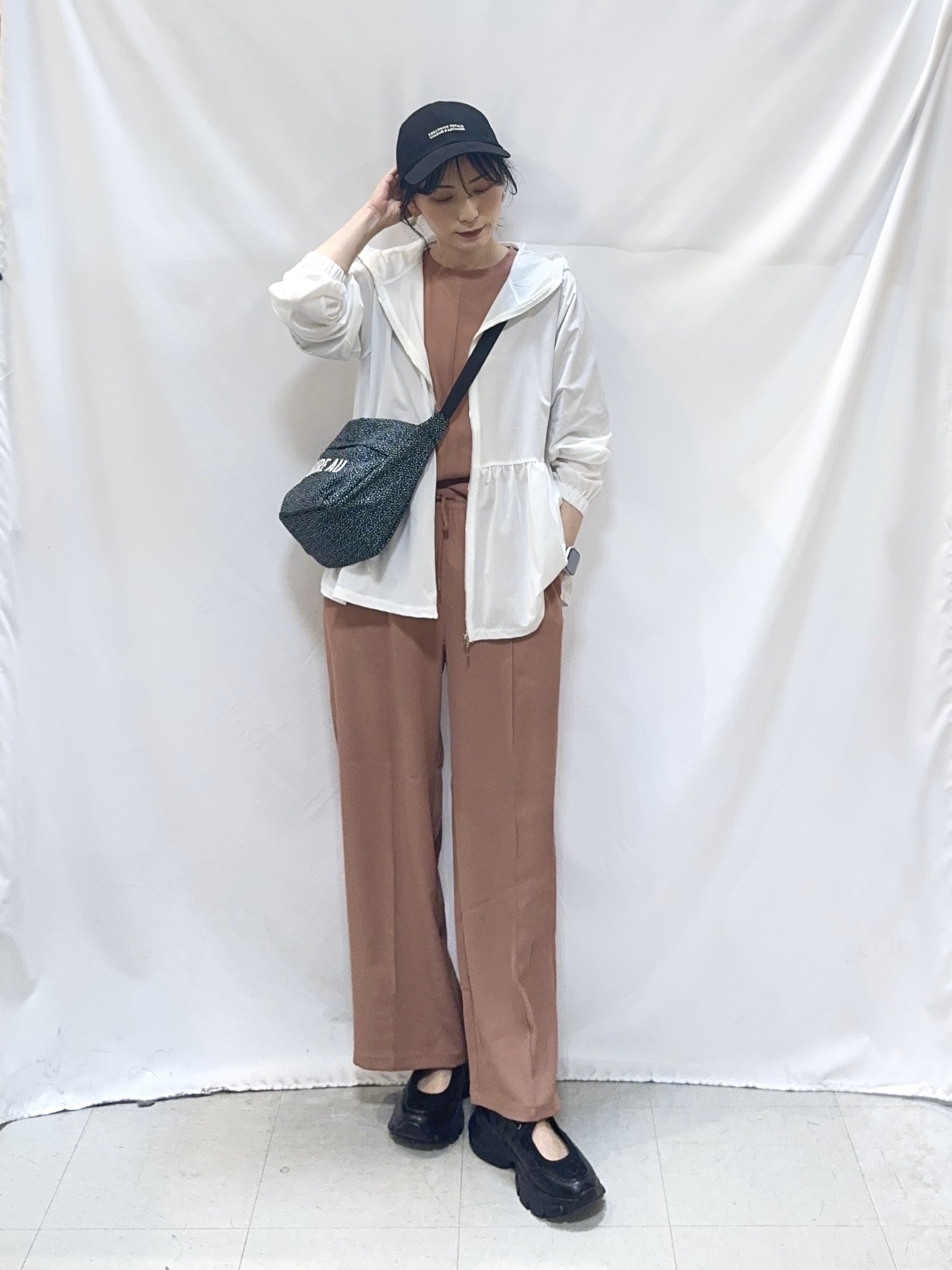 𝐇𝐢𝐫𝐨𝐦𝐢さんの「SHOO･LA･RUE｜【S-LL/体型カバー】日焼け対策にも女性らしさを UVカットペプラムパーカ」を使ったコーディネート