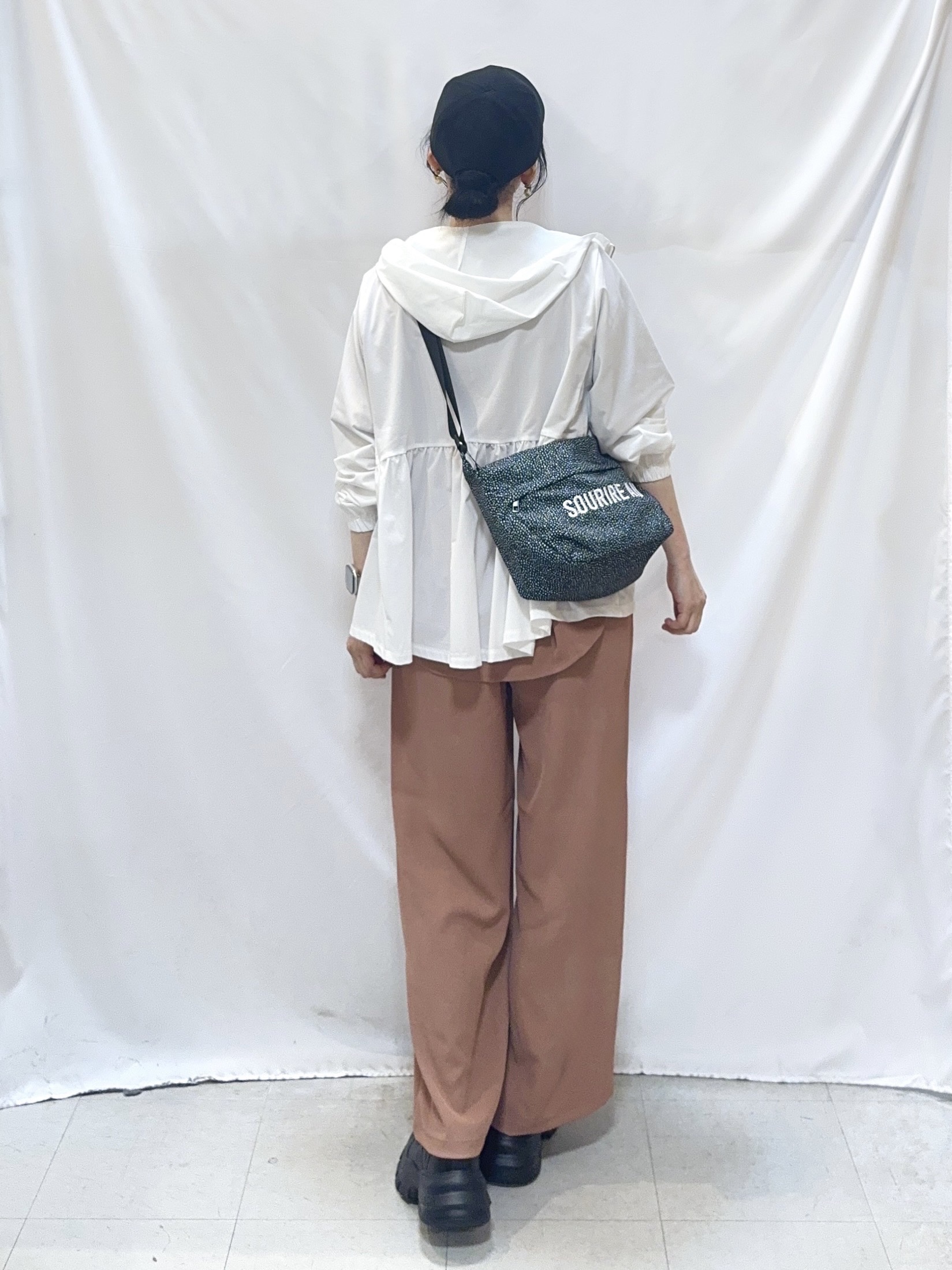 𝐇𝐢𝐫𝐨𝐦𝐢さんの「SHOO･LA･RUE｜【S-LL/体型カバー】日焼け対策にも女性らしさを UVカットペプラムパーカ」を使ったコーディネート