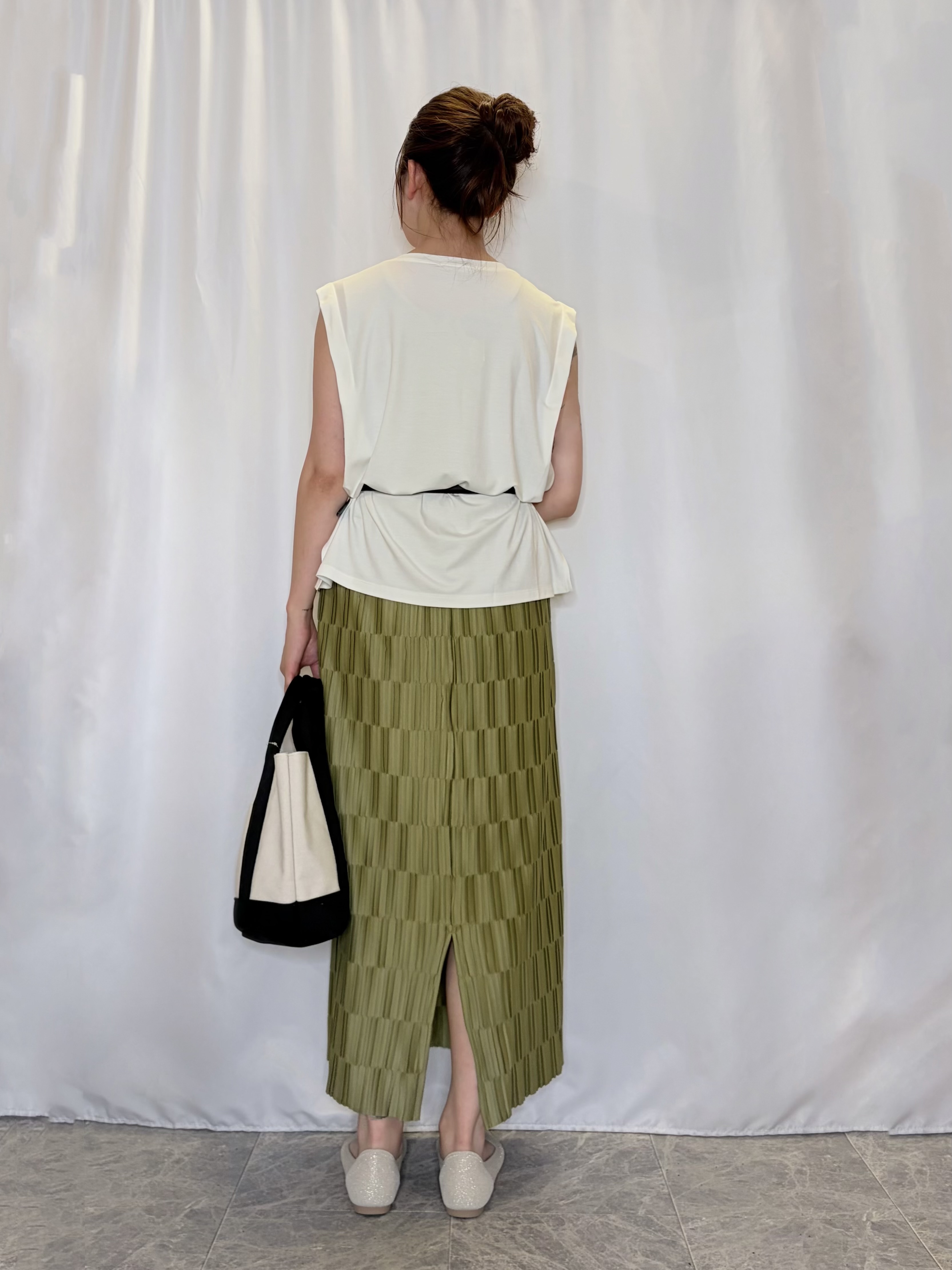 おうめさんの「SHOO･LA･RUE｜【UVカット/接触冷感】上品に涼し気 とろみタックノースリーブトップス」を使ったコーディネート