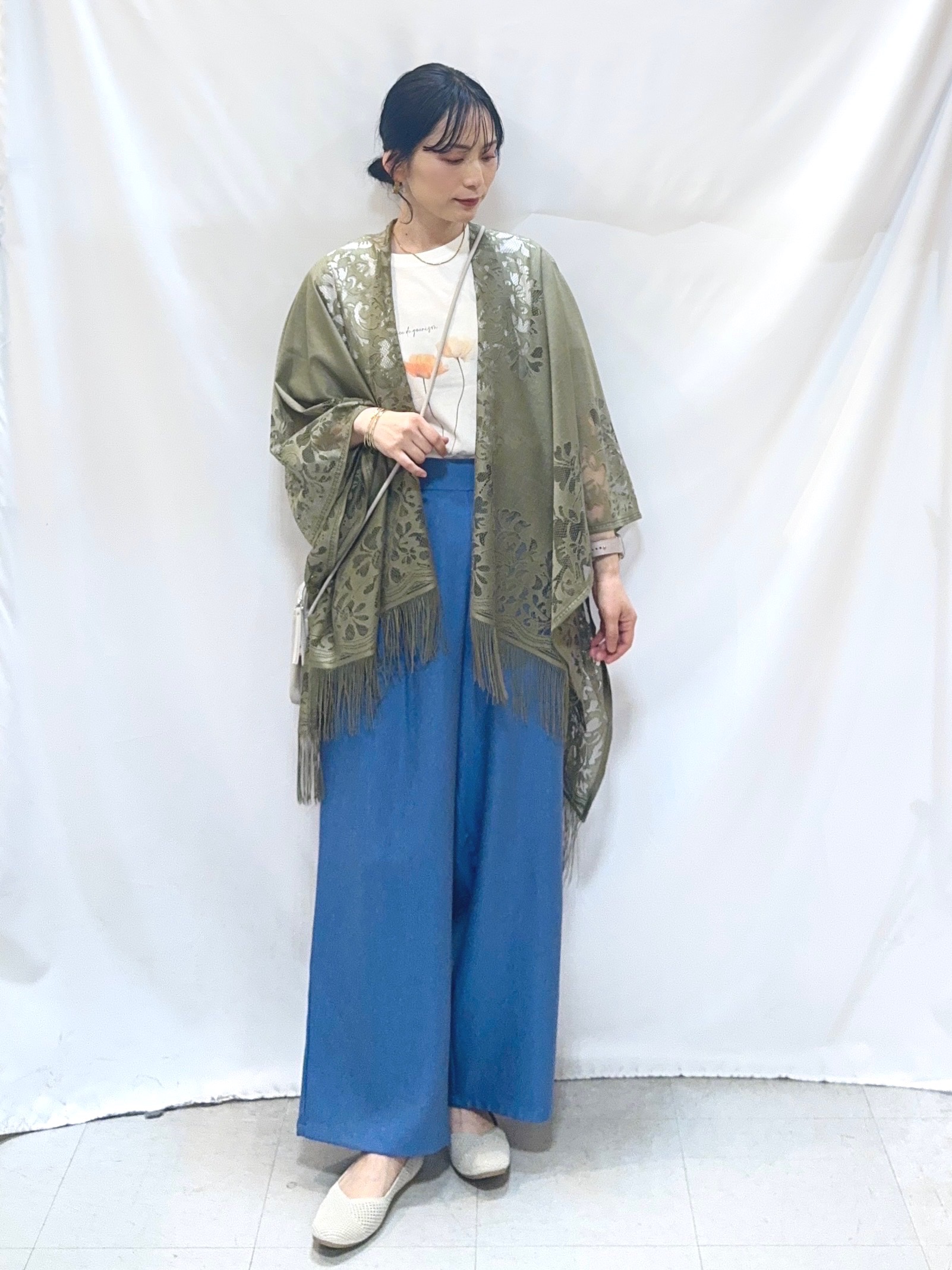 𝐇𝐢𝐫𝐨𝐦𝐢さんの「SHOO･LA･RUE｜デイリーから和装まで幅広く使える レースポンチョ」を使ったコーディネート