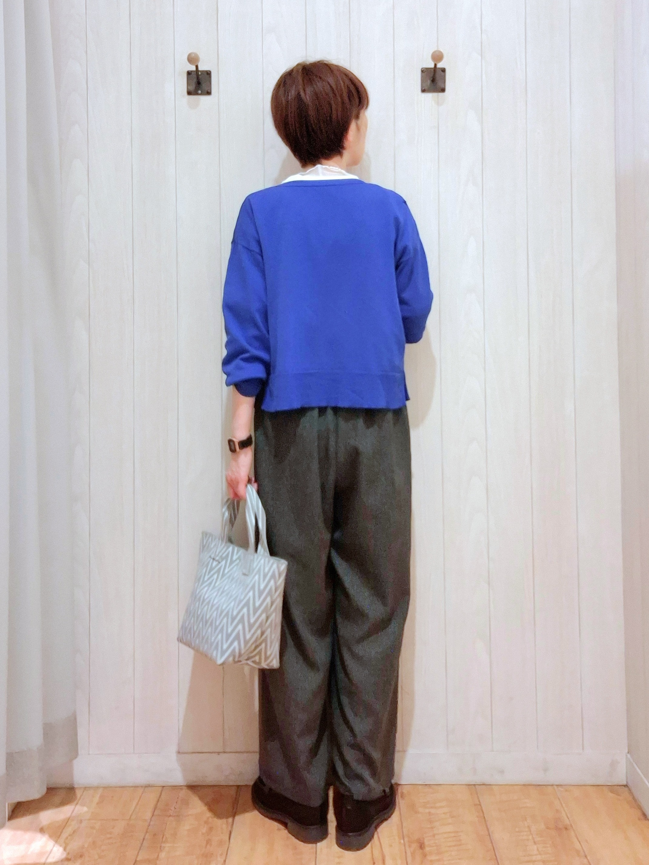 Ribさんの「SHOO･LA･RUE｜【洗濯機可/UV】さらっとしたタッチが心地よい ショート丈 Vネックカーディガン」を使ったコーディネート