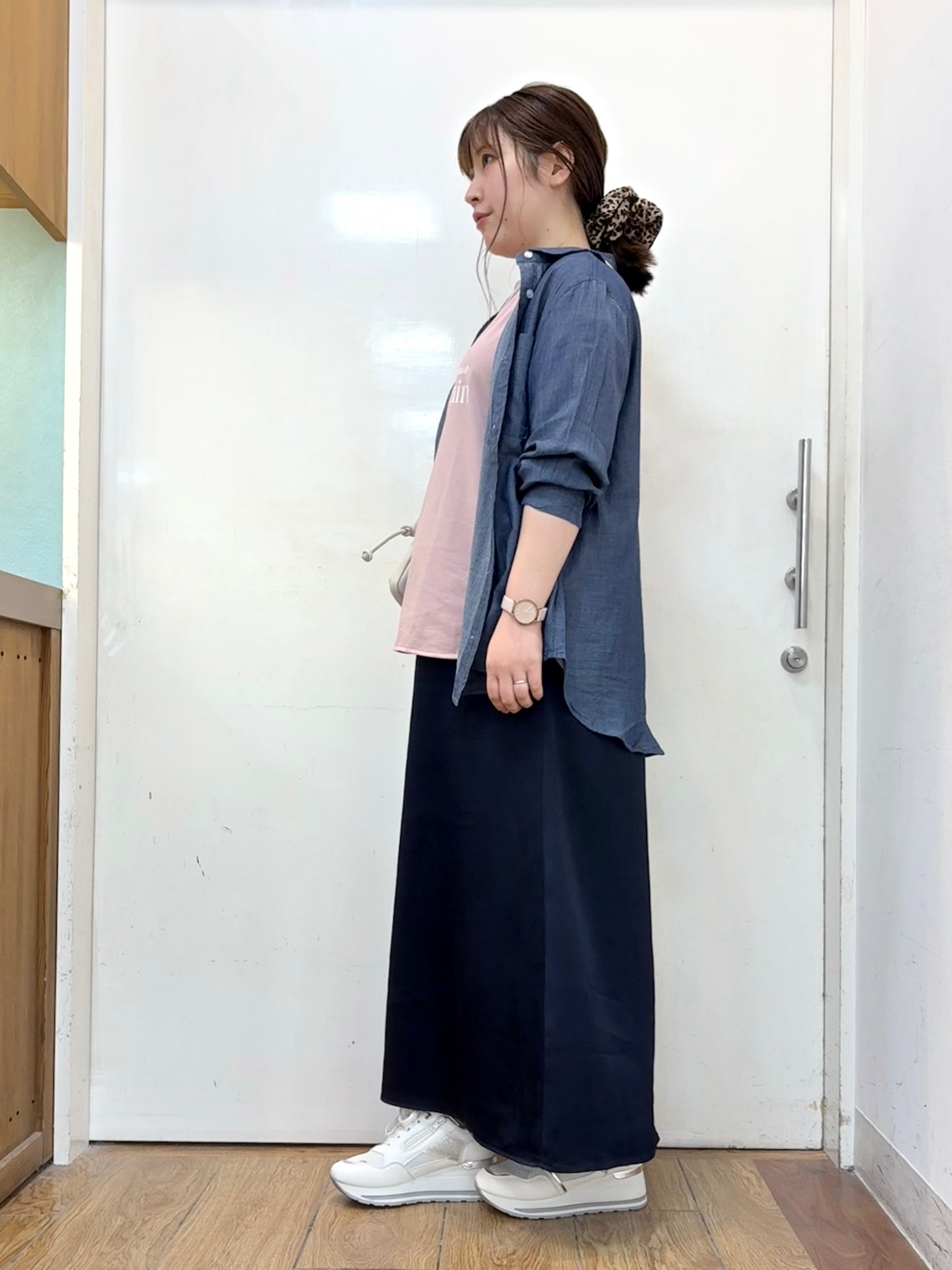 だいわさんの「SHOO･LA･RUE｜【ひんやり/UV/S-LL】お袖ふんわり二の腕カバー ぷっくりラメプリントTシャツ」を使ったコーディネート