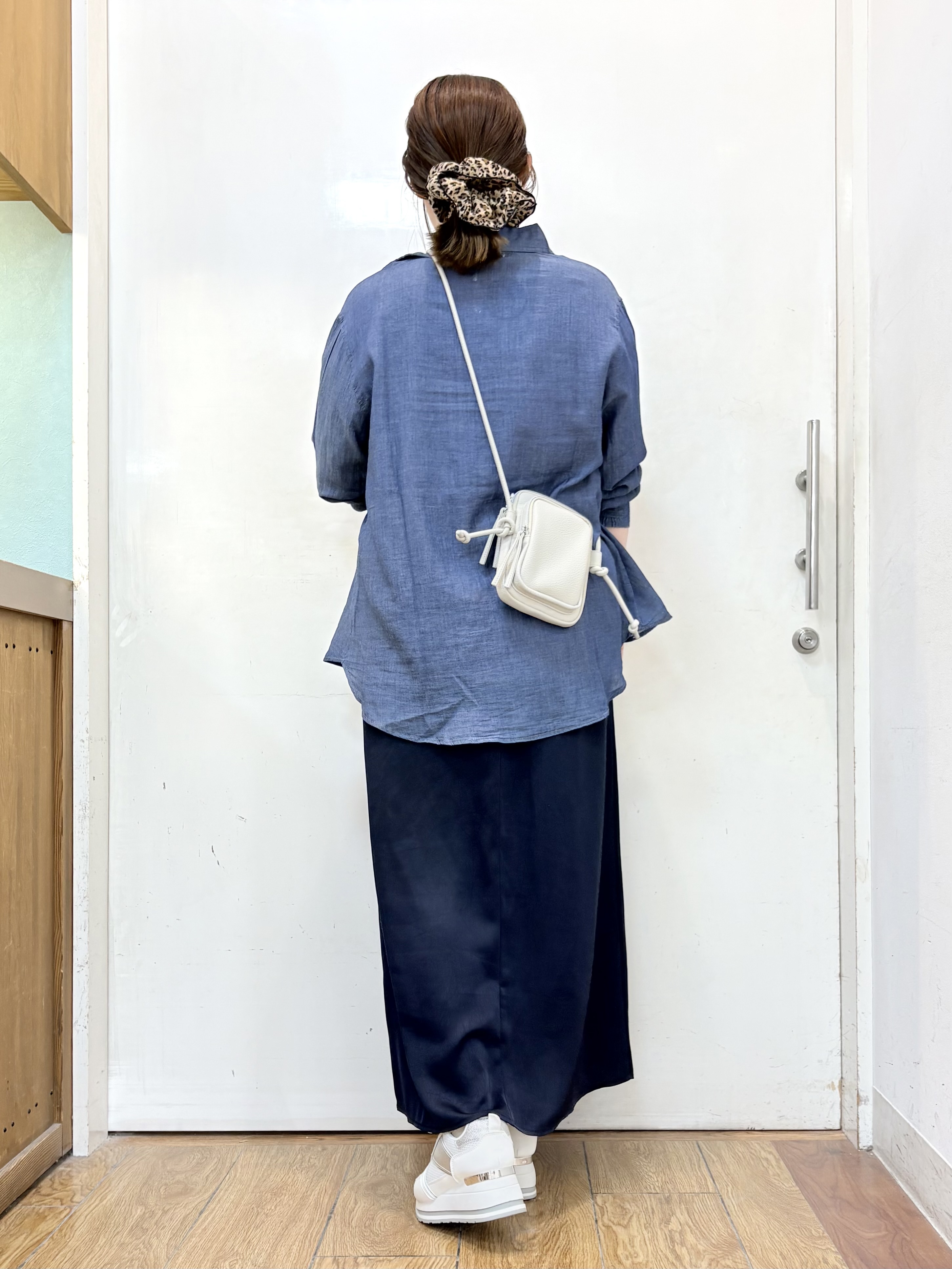 だいわさんの「SHOO･LA･RUE｜【ひんやり/UV/S-LL】お袖ふんわり二の腕カバー ぷっくりラメプリントTシャツ」を使ったコーディネート