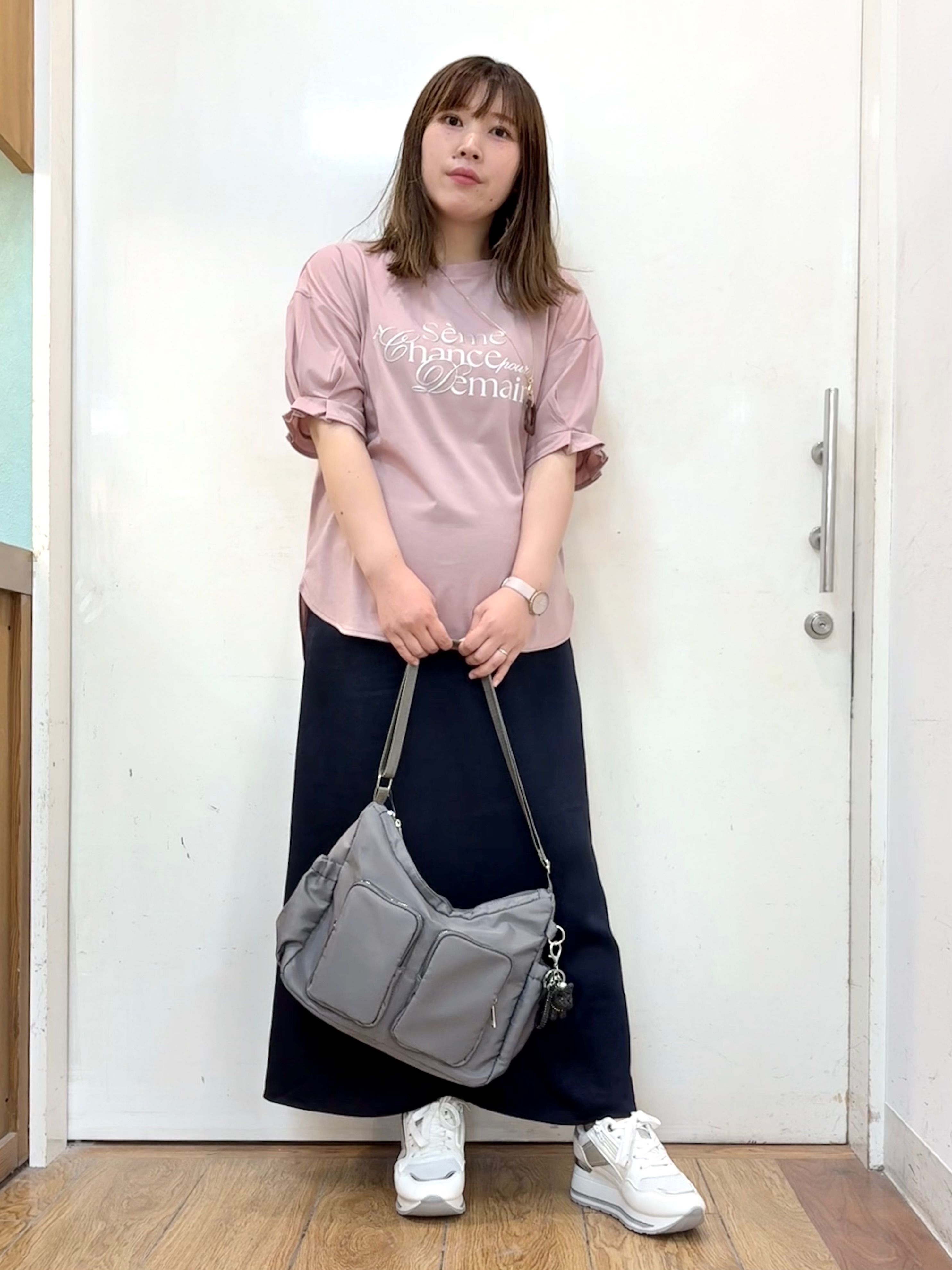 だいわさんの「SHOO･LA･RUE｜【ひんやり/UV/S-LL】お袖ふんわり二の腕カバー ぷっくりラメプリントTシャツ」を使ったコーディネート