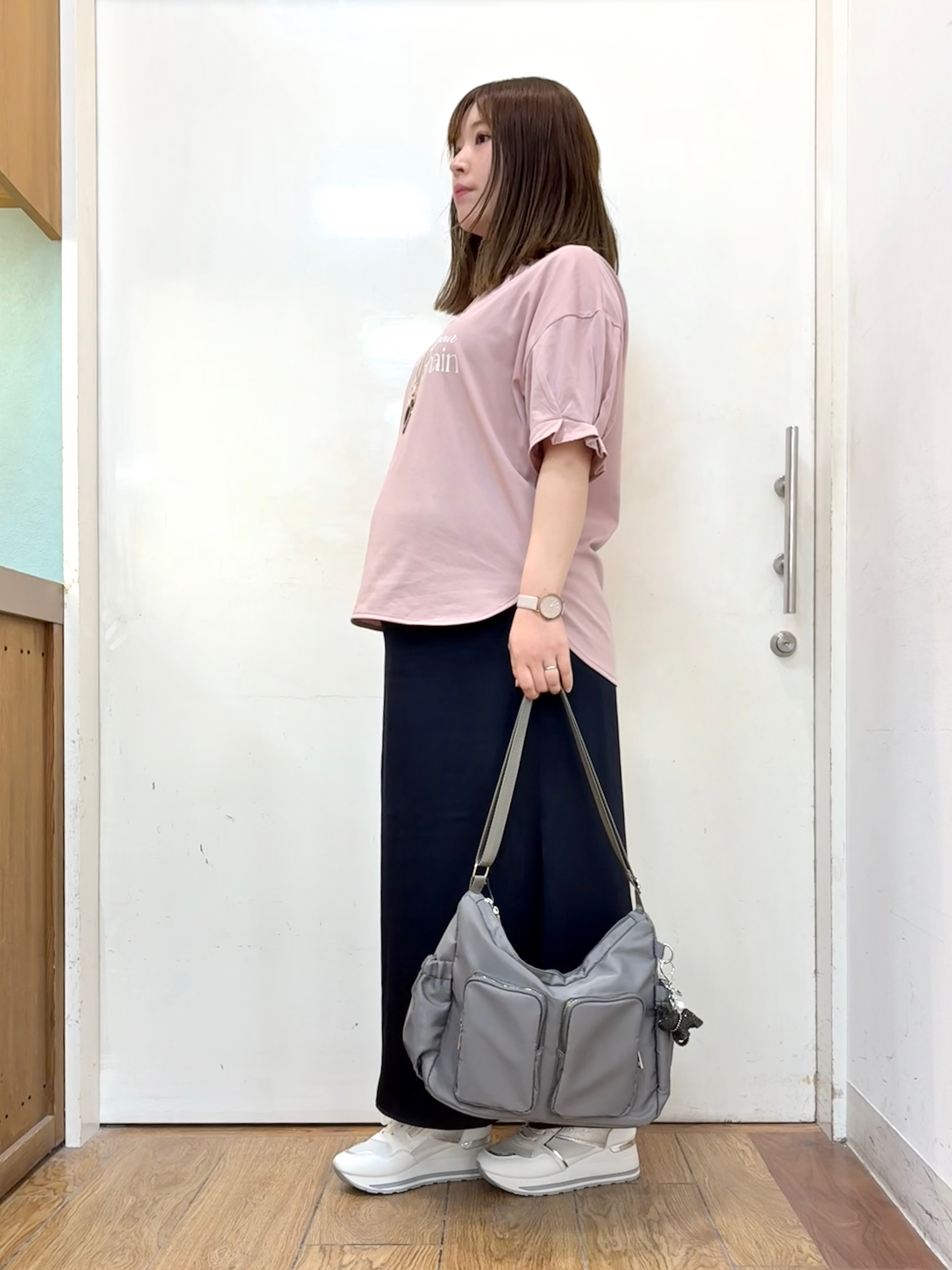 だいわさんの「SHOO･LA･RUE｜【ひんやり/UV/S-LL】お袖ふんわり二の腕カバー ぷっくりラメプリントTシャツ」を使ったコーディネート