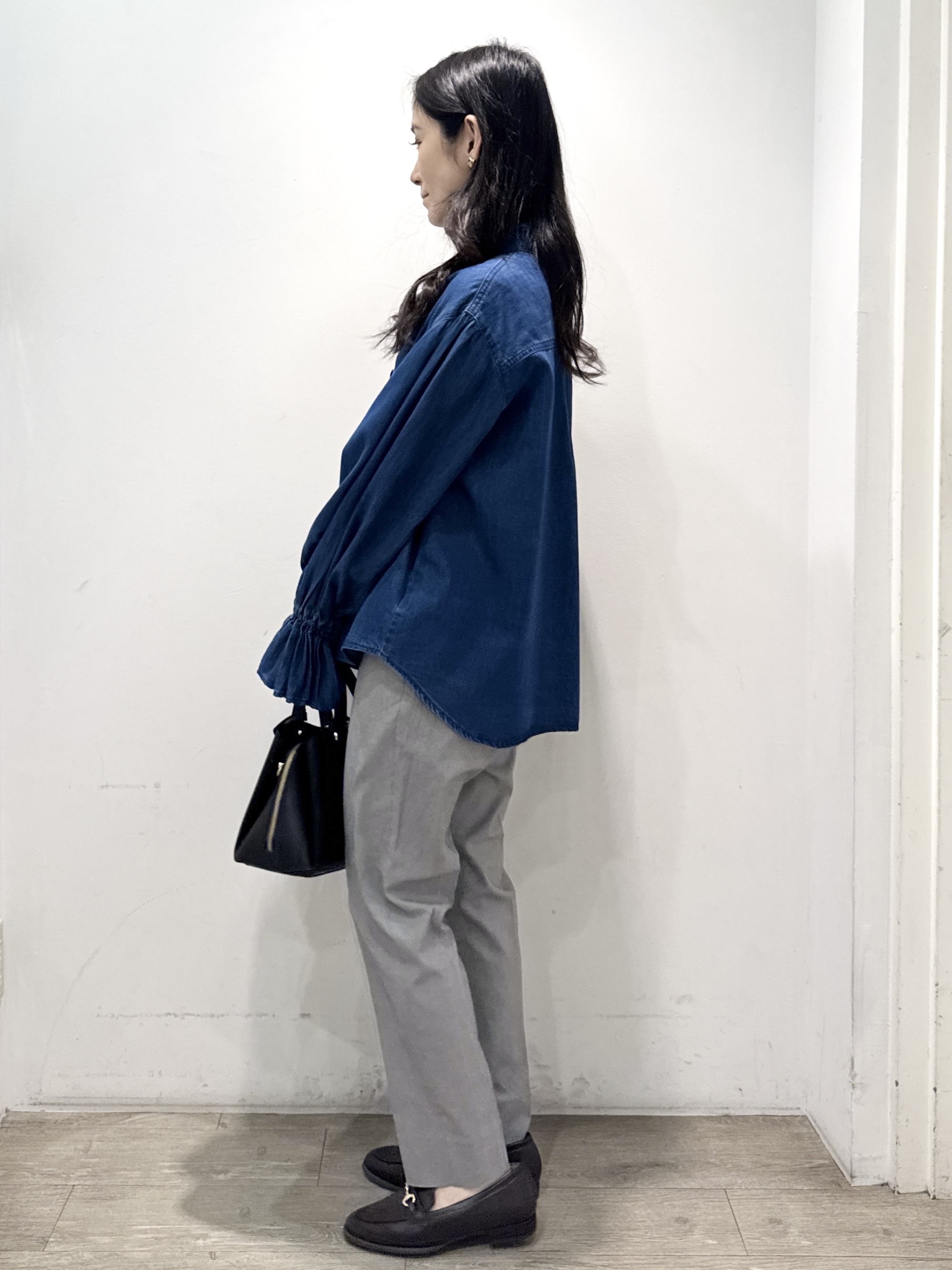 yuicciさんの「OPAQUE.CLIP｜セルロース混デニムフリルブラウス【洗濯機OK】」を使ったコーディネート