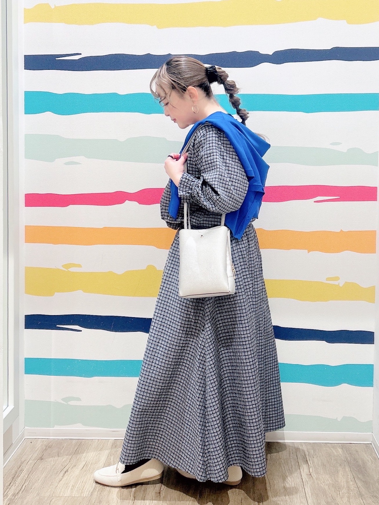 Peeさんの「SHOO･LA･RUE｜【洗濯機可/UV】さらっとしたタッチが心地よい ショート丈 Vネックカーディガン」を使ったコーディネート