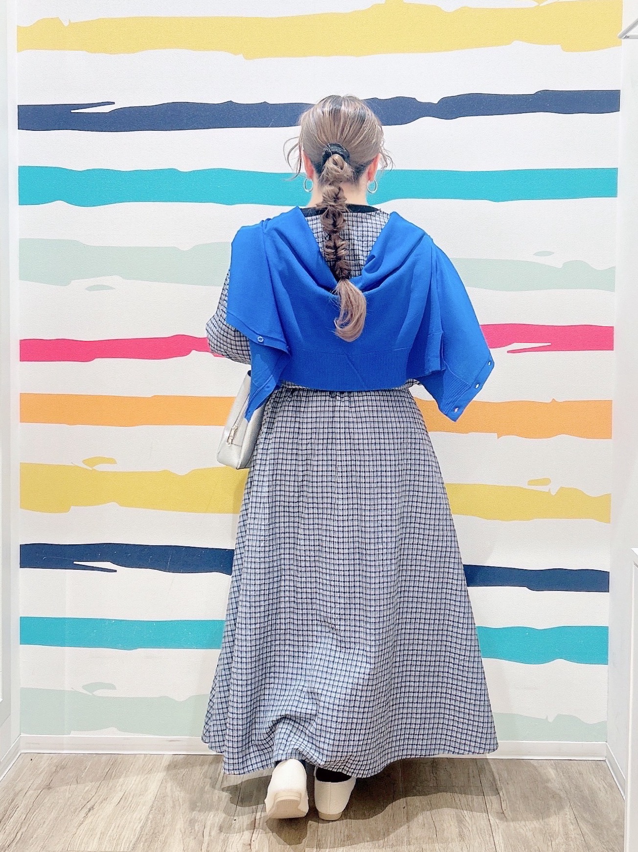 Peeさんの「SHOO･LA･RUE｜【洗濯機可/UV】さらっとしたタッチが心地よい ショート丈 Vネックカーディガン」を使ったコーディネート